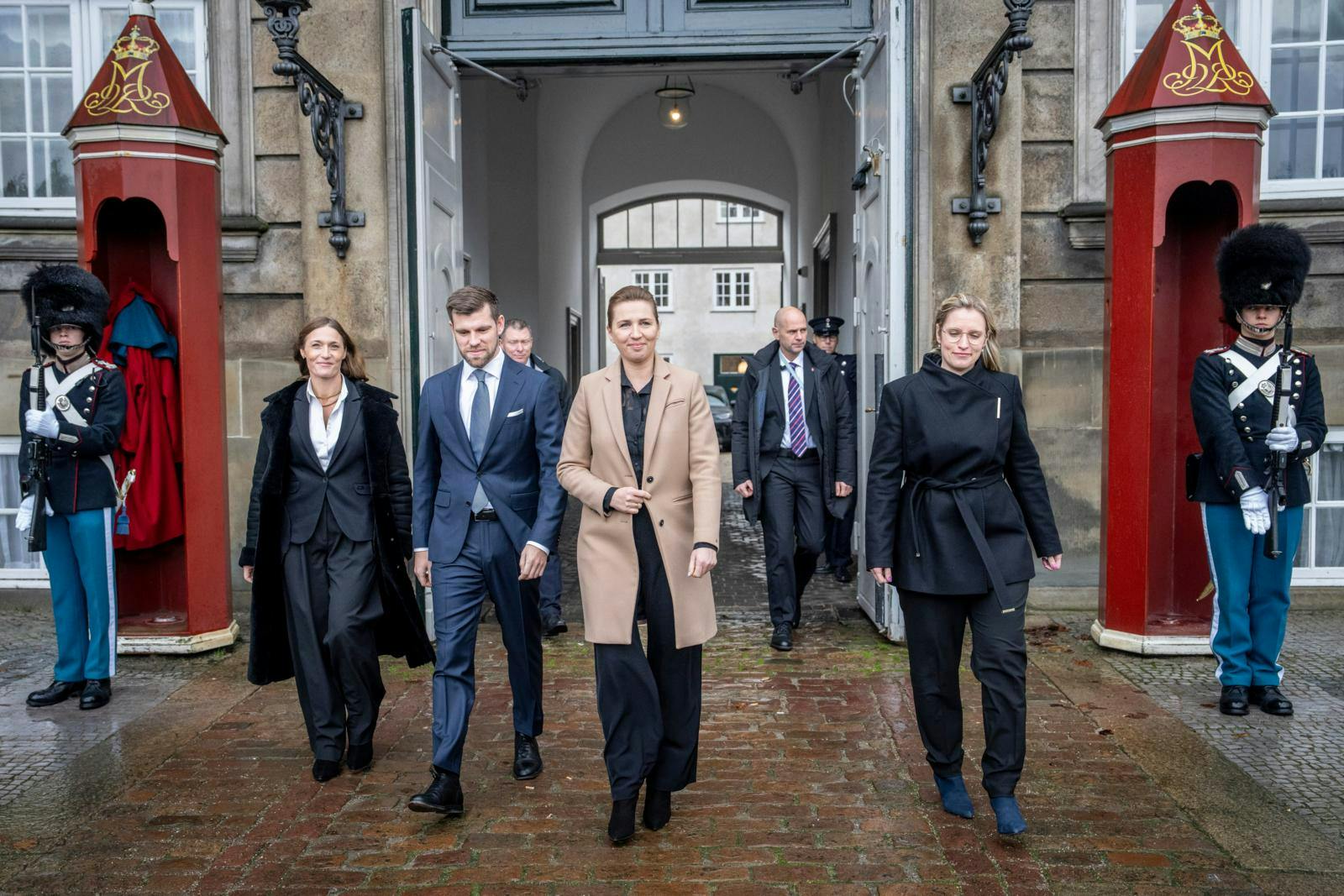 Vejret var gråt, koldt og blæsende, da MetteFrederiksen på Amalienborg Slotsplads præsenterede de nye Venstre-ministre Mia Wagner, minister for byer- og landdistrikter Morten Dahlin samt økonomiminister Stephanie Lose.