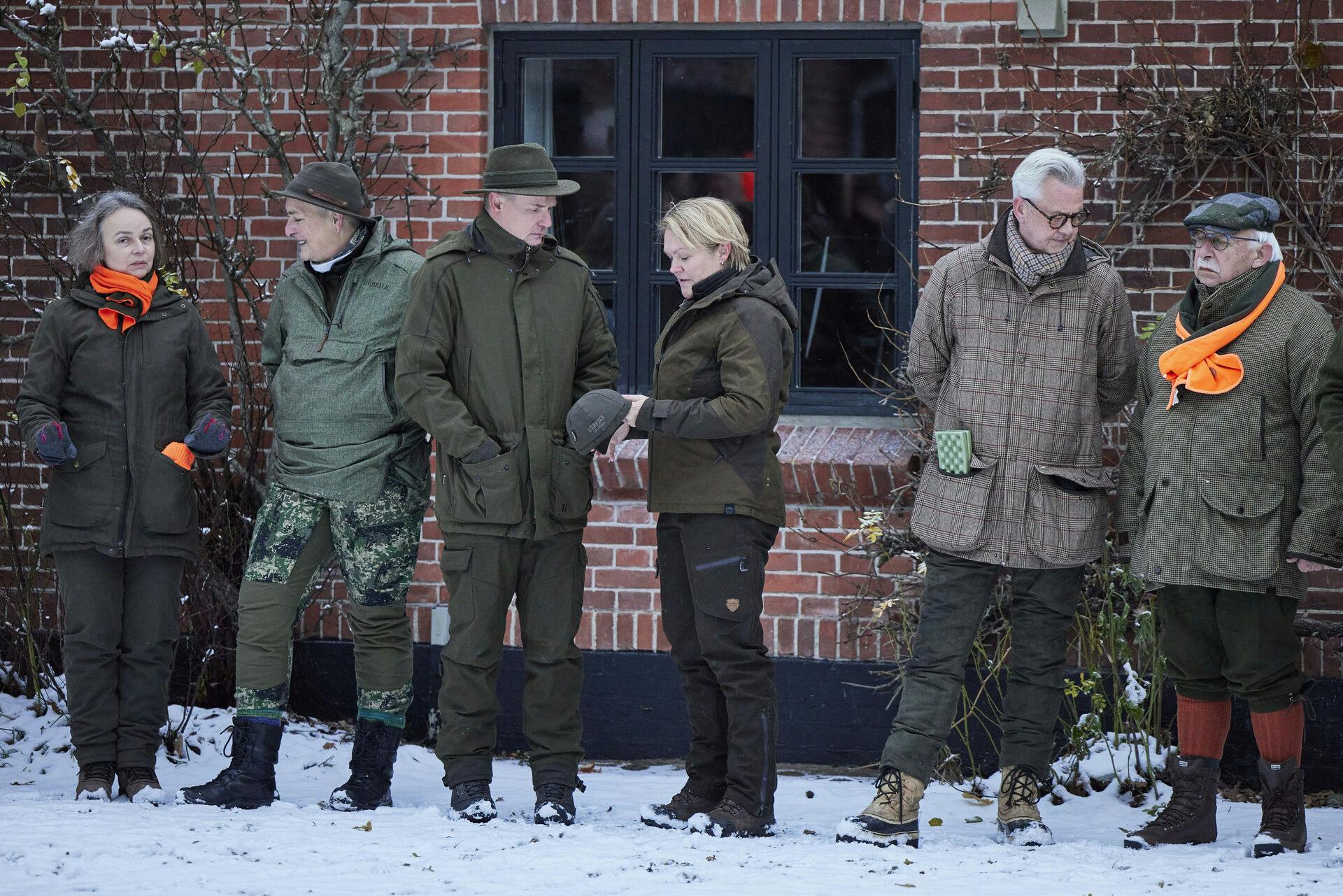 De indbudte gæster, her i blandt apoteker Benedicte Hjerl Carstensen venter på Kronprinsen, da Kronprins Frederik afholder Kongejagt i Klosterheden Plantage mellem Struer og Lemvig torsdag den 30. november 2023. (Foto: Mikkel Berg Pedersen/Ritzau Scanpix)