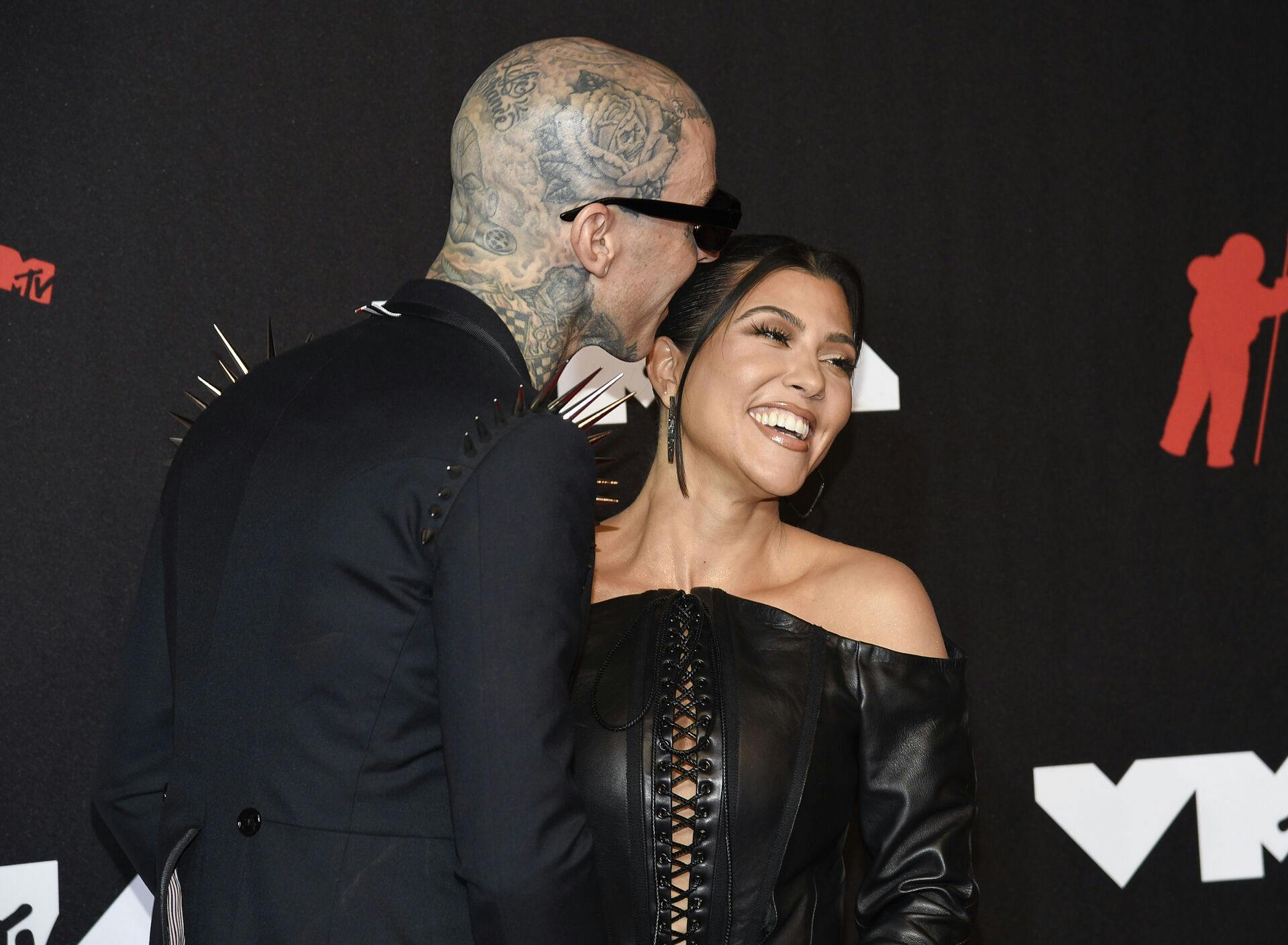 Kourtney Kardashian (th.) og Travis Barker (tv.) blev tidligere på efteråret forældre til deres første fælles barn.