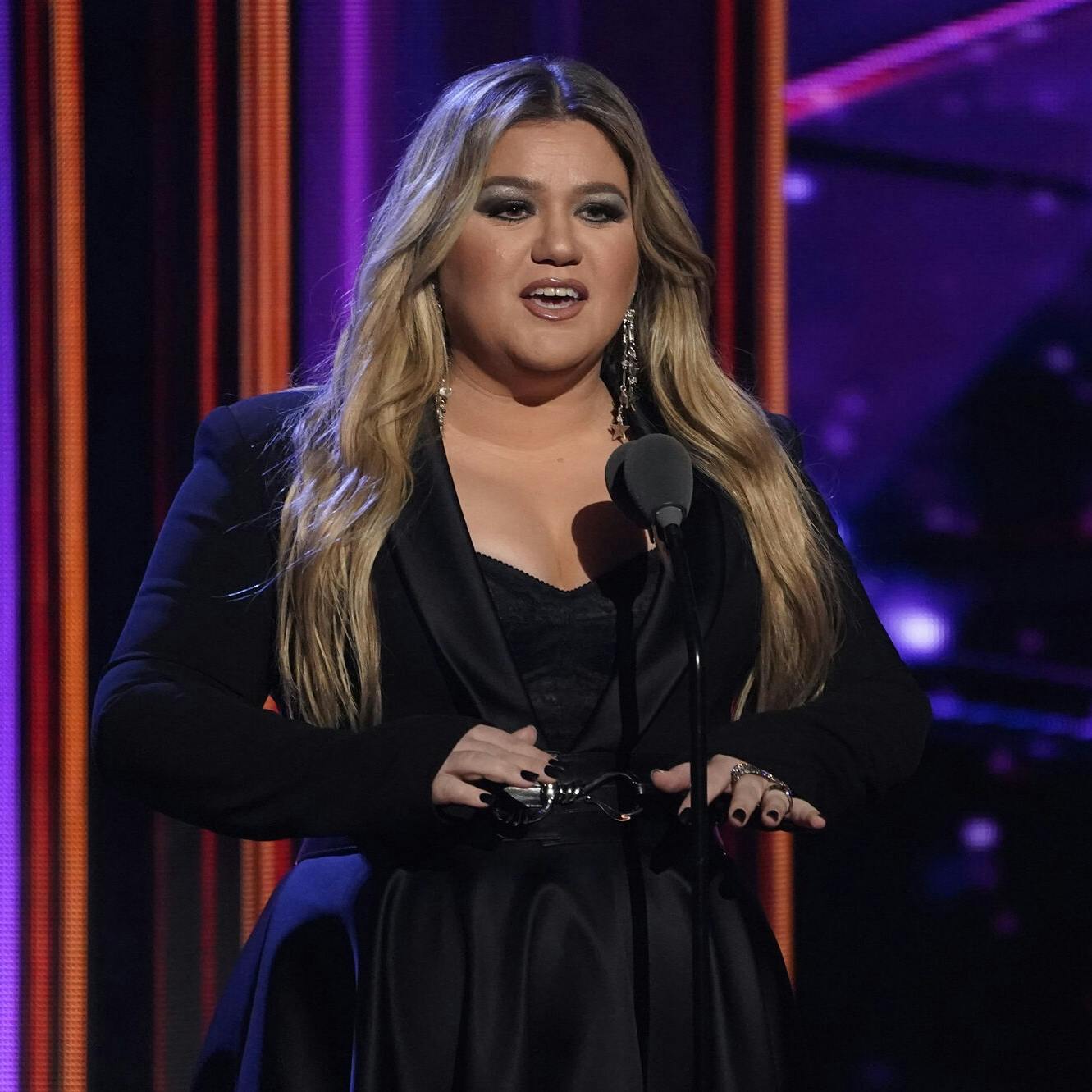 Kelly Clarkson sidder på en stor formue, men om lidt bliver den lidt større.