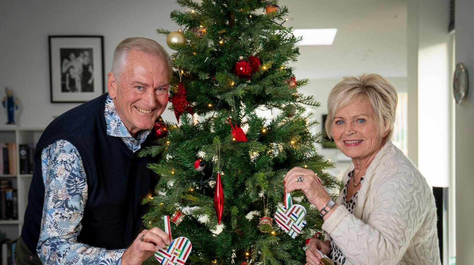 – Vi har købt et juletræ i plastik, for det ligner meget godt, og det fælder ikke, fortæller Hilda Heick, 77, om det smukt pyntede træ, som pryder stuen hjemme hos dansktopparret.