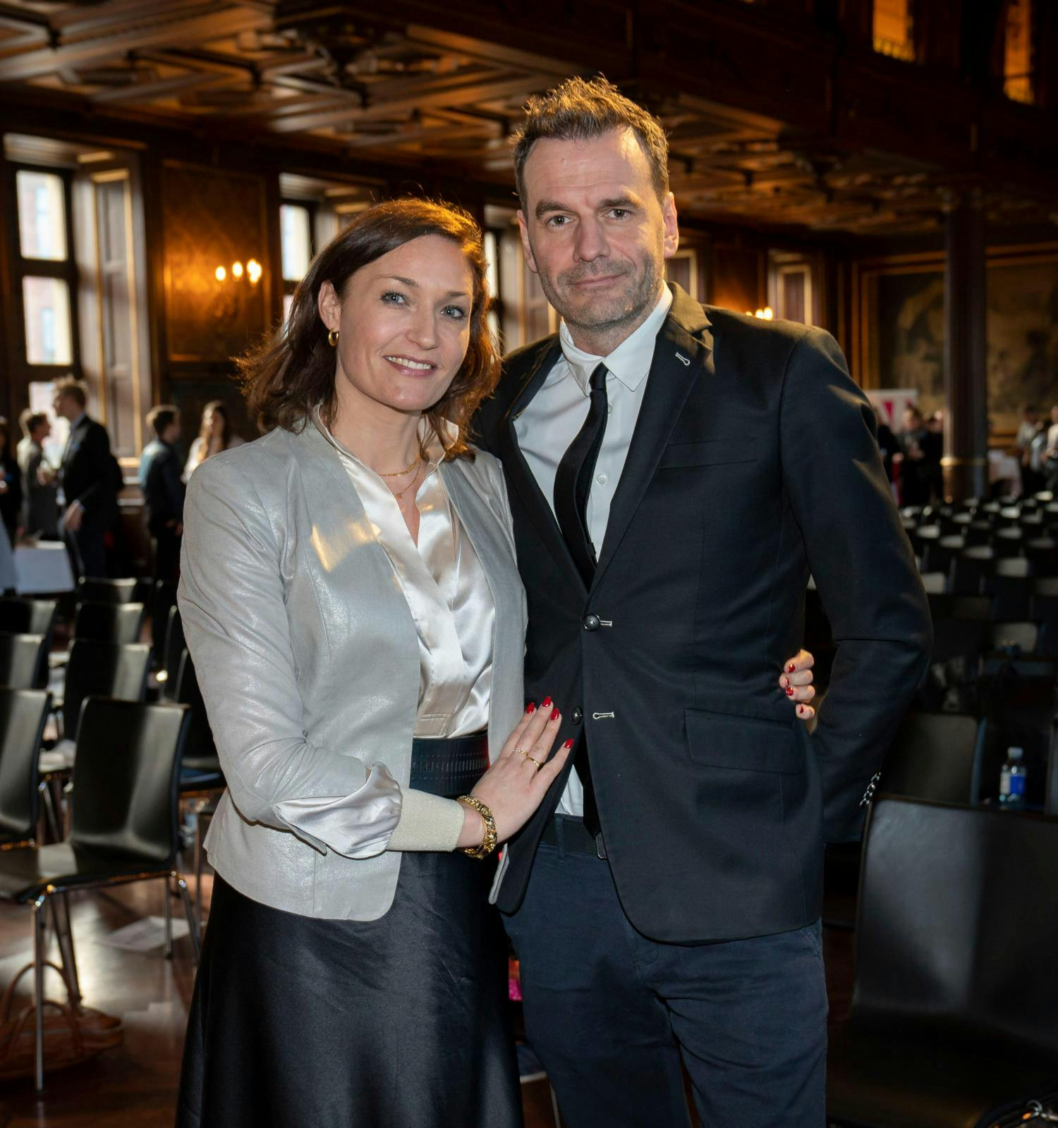 To kontraster – bløde Mia Wagner med ”Løvens hule”s hårde negl Jesper Buch, som så vidt vides ikke blev tilbudt nogen ministerpost. Selv har han dog undret sig over, at nogen overhovedet skulle spekulere i ham i en regering med Mette Frederiksen.