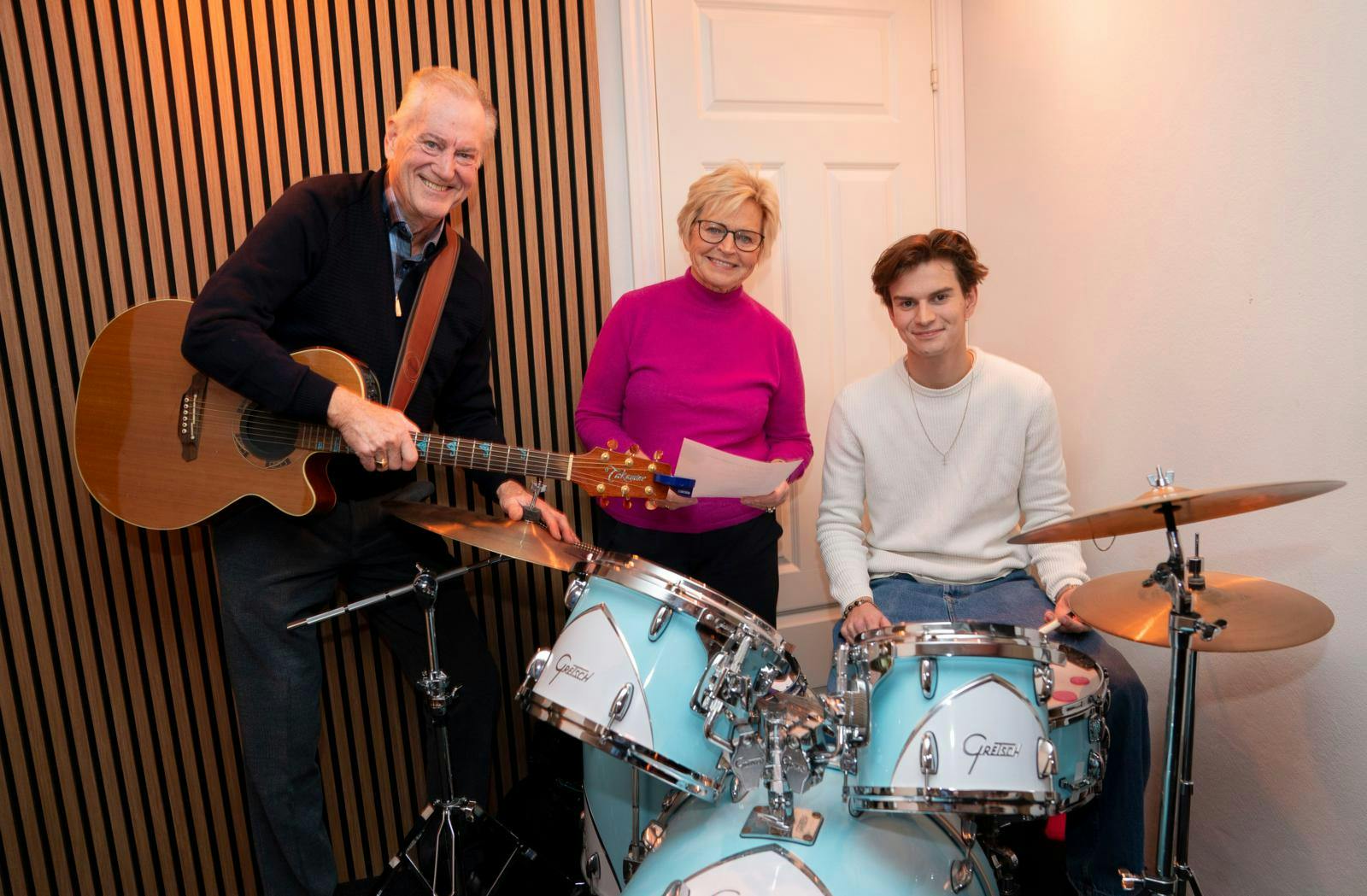 Barnebarnet Eliot, 19, er med på trommer, når Keld og Hilda turer landet rundt for at spille julekirkekoncerter: – Eliot har gået til trommespil privat hos den kendte musiker Roger Berg, som er stor Big Band trommeslager. En god læremester, fortæller Keld.