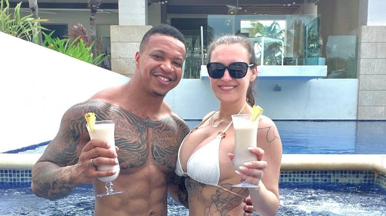 De kalder sig et power couple og soulmates på instagram, hvor de fejrer deres kærlighed, gerne med hashtags som #swingers og #polyamory.