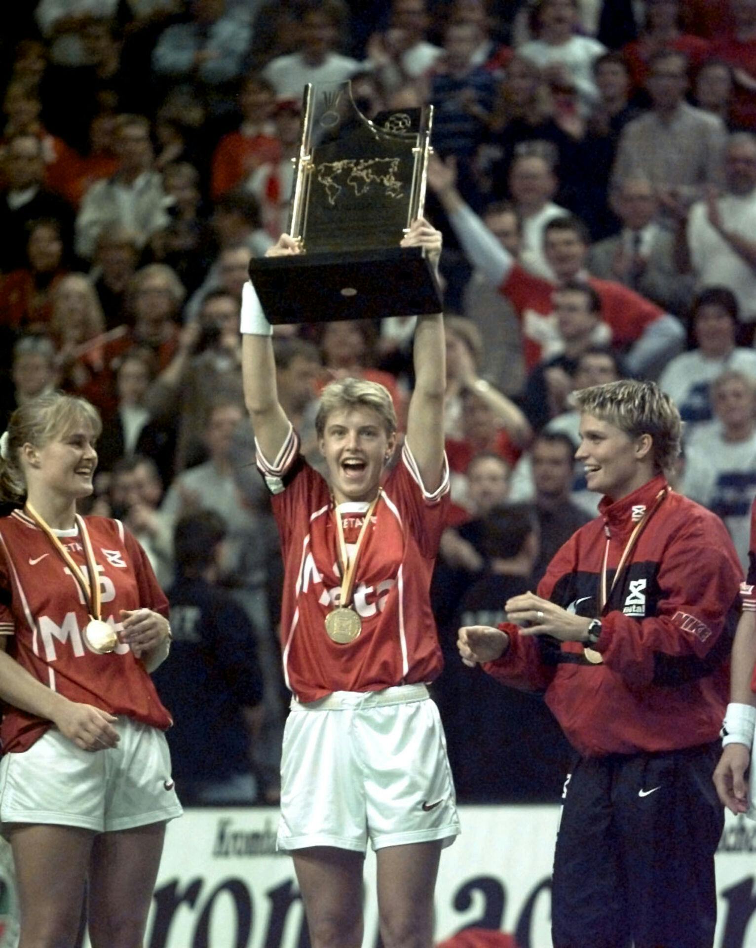 DET DANSKE KVINDELANDSHOLD VANDT VM AFHOLDT I TYSKLAND.DE VANDT 33-20 OVER NORGE I FINALEN. HER STÅR CAMILLA ANDERSEN MED POKALEN, (TV) TONJE KJÆRGAARD OG (TH) LONE MATHIESEN.