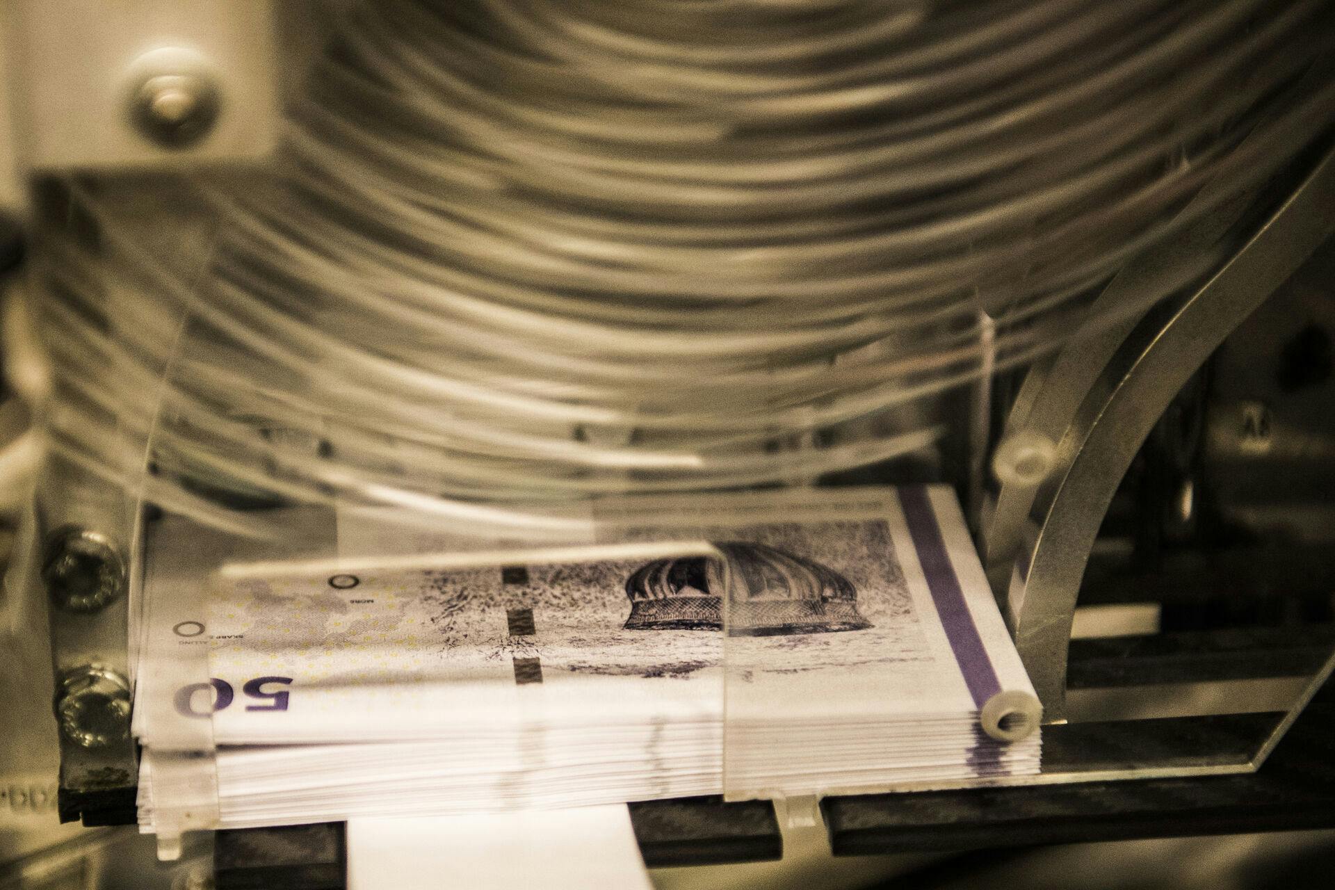 Mange ville sikkert ønske, de bare kunne trykke pengene selv. Men sådan er virkeligheden ikke - heller ikke for de kriseramte danske virksomheder.