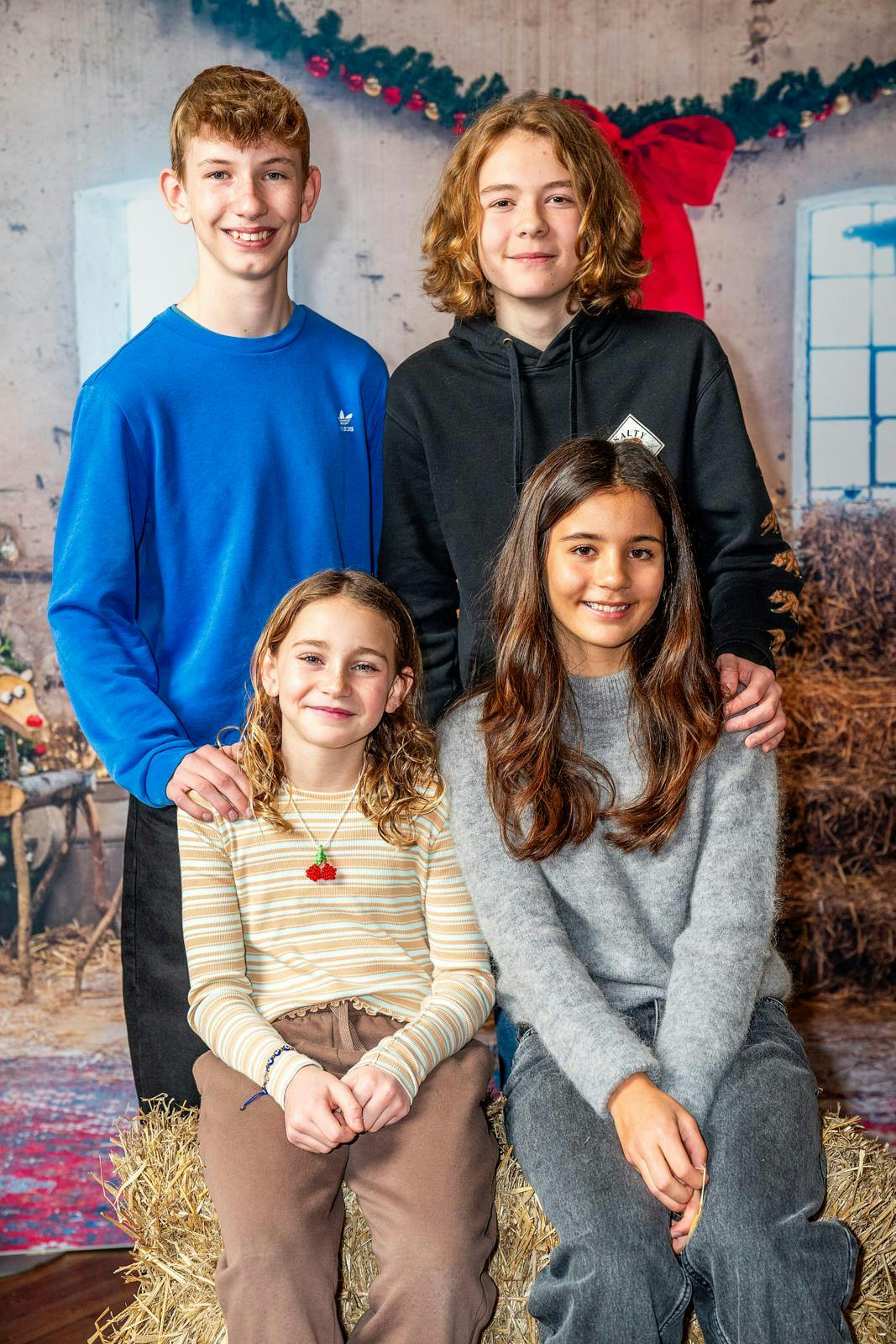 Mange af optagelserne til julekalenderen foregik på Fyn. Her boede alle børnene sammen på et pensionat. Og Sander Løkke Borg er ikke i tvivl om, at de vil holde kontakten: – Det gør vi helt klar. Vi er blevet rigtig gode venner, siger Sander, der her er med sine medspillere Julius Stage Melchiorsen, Selma Kjær Kuscu og Flora Augusta.