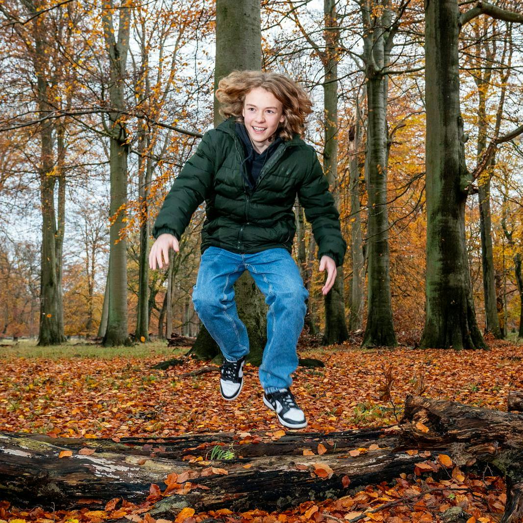 Rollen som den juleglade fyr Valde passer perfekt til 15-årige Sander Løkke Borg: – Han minder faktisk lidt om mig. Valde er nysgerrig på mange ting og meget eventyrlysten, og han er glad for traditioner, det er jeg også, siger skuespilleren fra ”Valdes jul”.