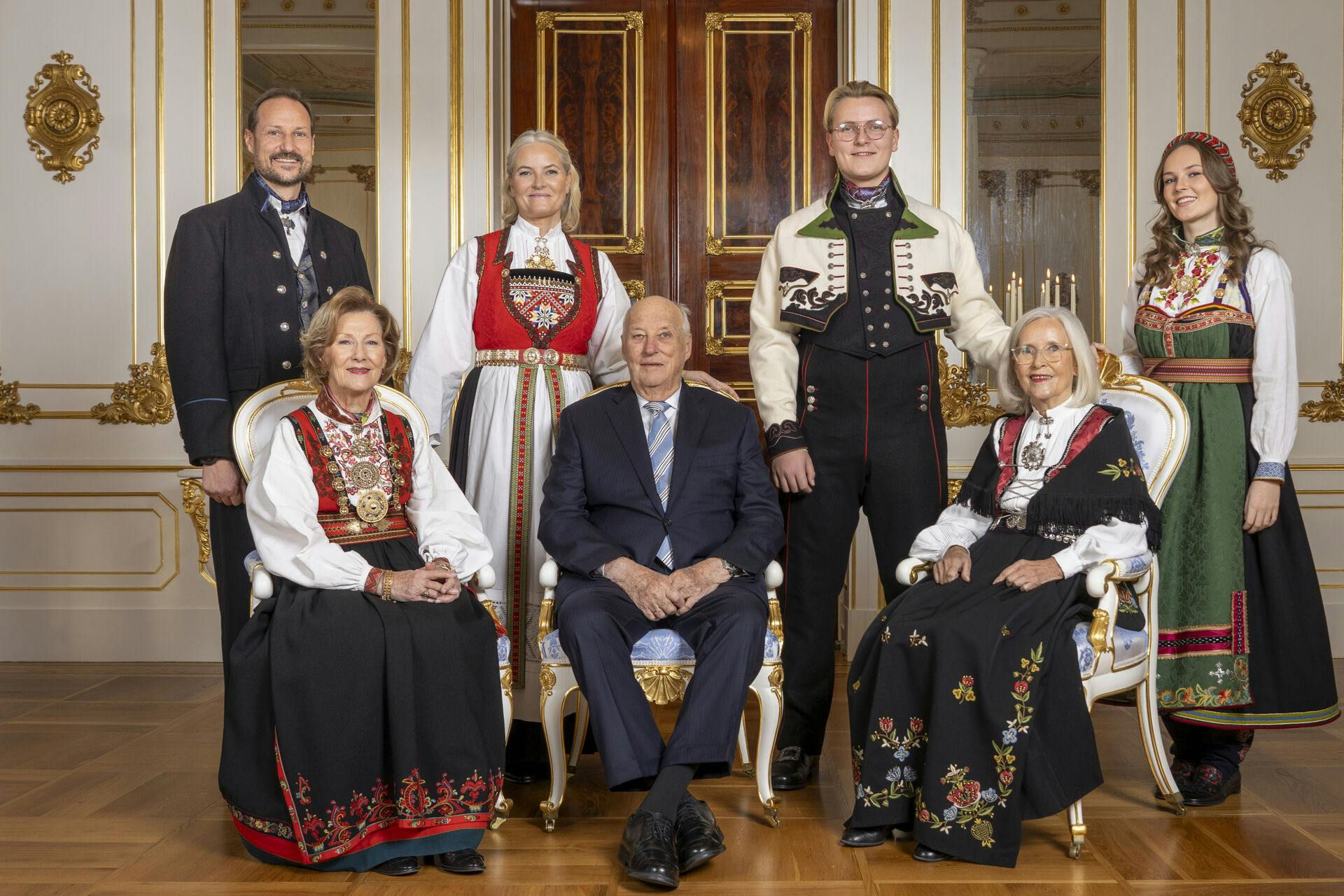 Hele den norske kongefamilie har fejret prins Sverre Magnus i anledning af hans 18-års fødselsdag.&nbsp;