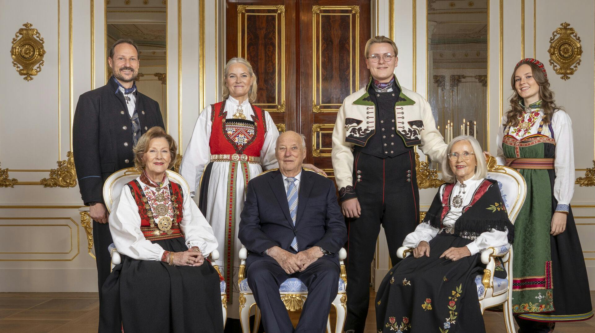 Hele den norske kongefamilie har fejret prins Sverre Magnus i anledning af hans 18-års fødselsdag. 