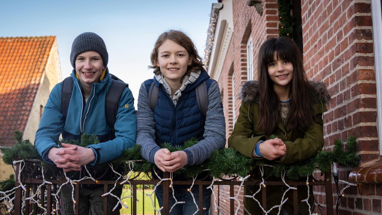 I serien spiller Sander tæt sammen med Julius Stage Melchiorsen, der har rollen som hans bedste ven Anker og Flora Augusta, som spiller ulvepigen Tala.