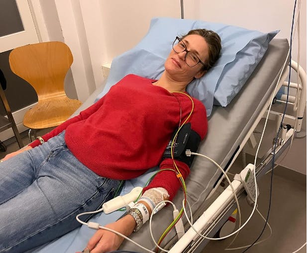 Mia Wagner delte fredag dette billede, hvor hun ses liggende i hospitalssengen.