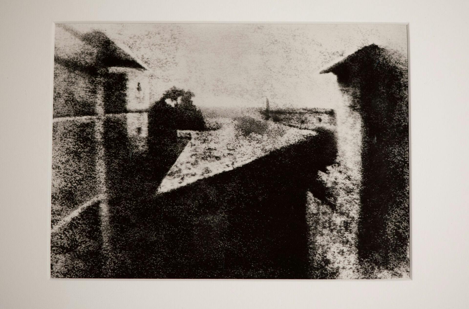 Sådan ser verdens ældste fotografi ud. Det er taget af den franske Joseph Nicéphore Niépce i 1826 med navnet "Udsigt fra vinduet i Le Gras".