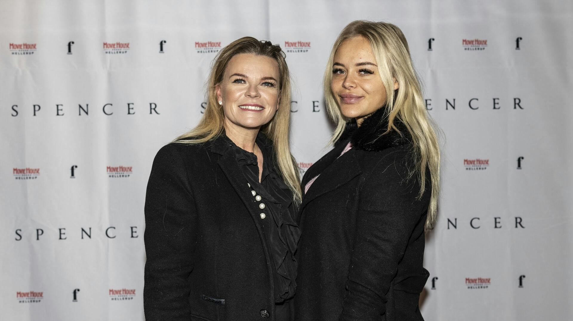Elvira Pitzner (th.) har siddet varetægtsfængslet i Dubai.