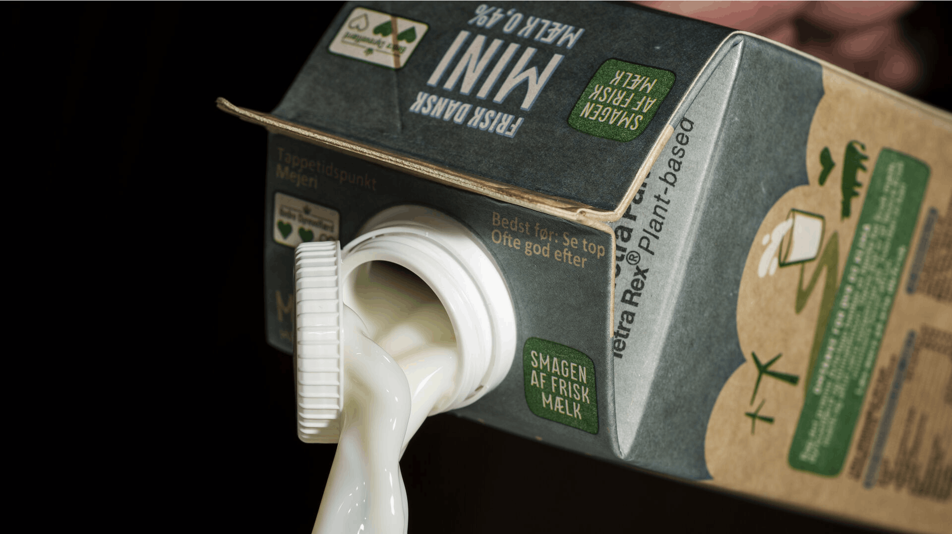 Mælkekarton fra Arla med fastsiddende skruelåg fotograferet onsdag den 8. november 2023. Det fastsiddende låg er et direktiv fra EU som først træder i kraft i juli 2024, men som Arla allerede nu har implementeret.. (Foto: Thomas Traasdahl/Ritzau Scanpix)