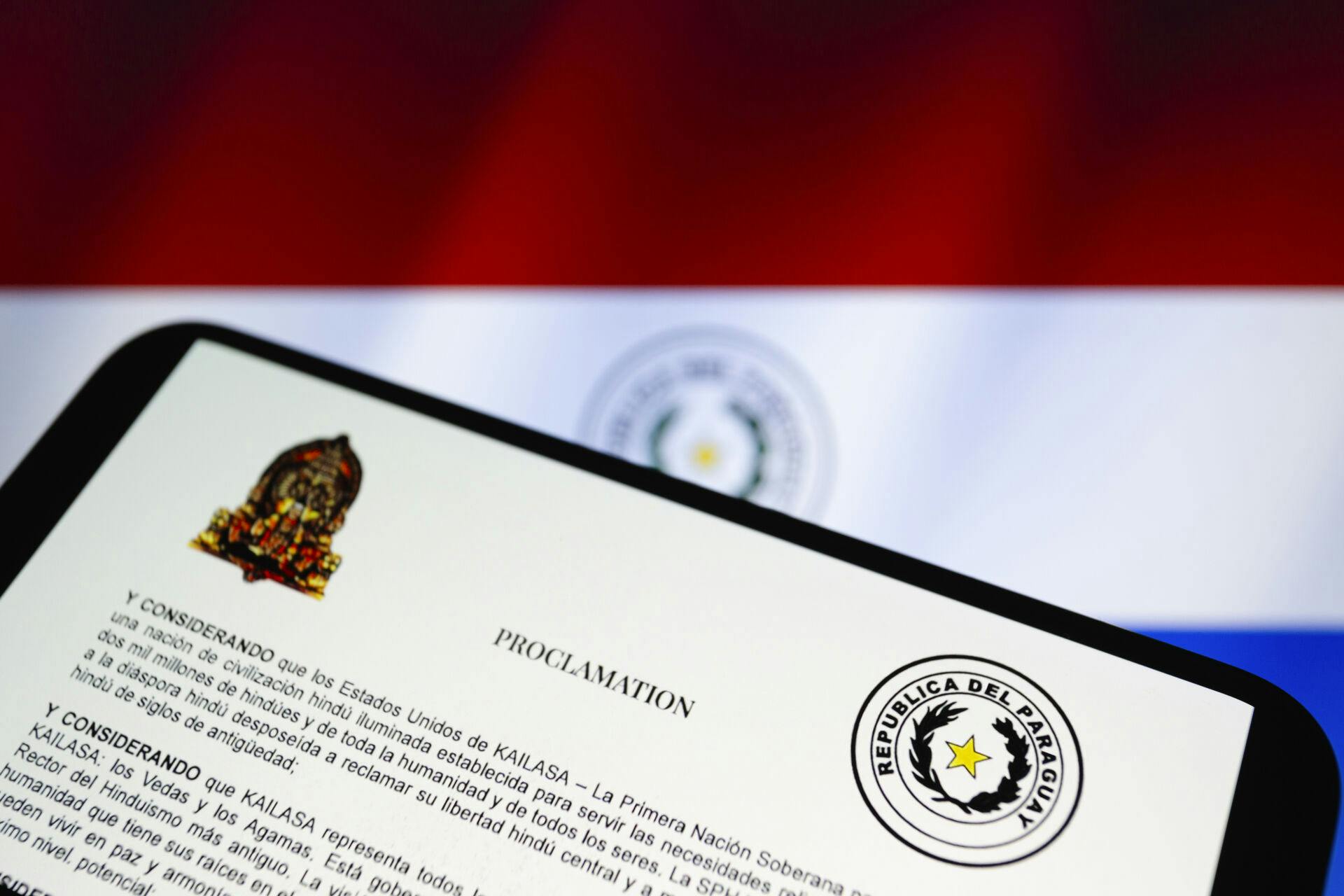 En embedsmand fra Paraguay er blevet fyret, efter at han blev taget godt og grundigt ved næsten.