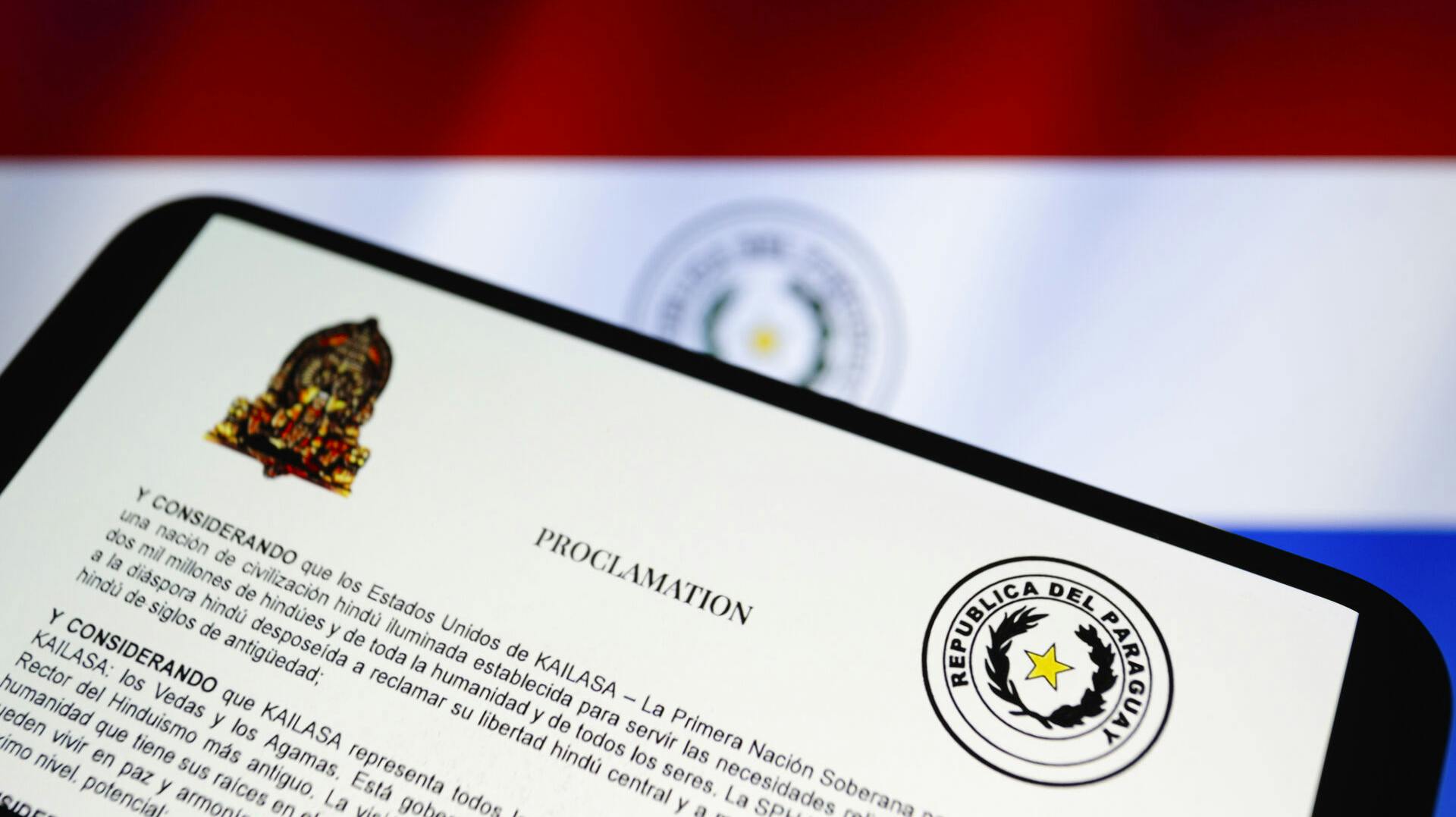 En embedsmand fra Paraguay er blevet fyret, efter at han blev taget godt og grundigt ved næsten.