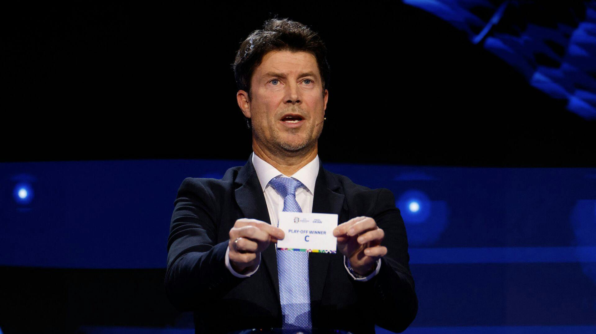 Brian Laudrup var på scenen i forbindelse med lørdagens lodtrækning til EM 2024, men noget andet fangede opmærksomheden.