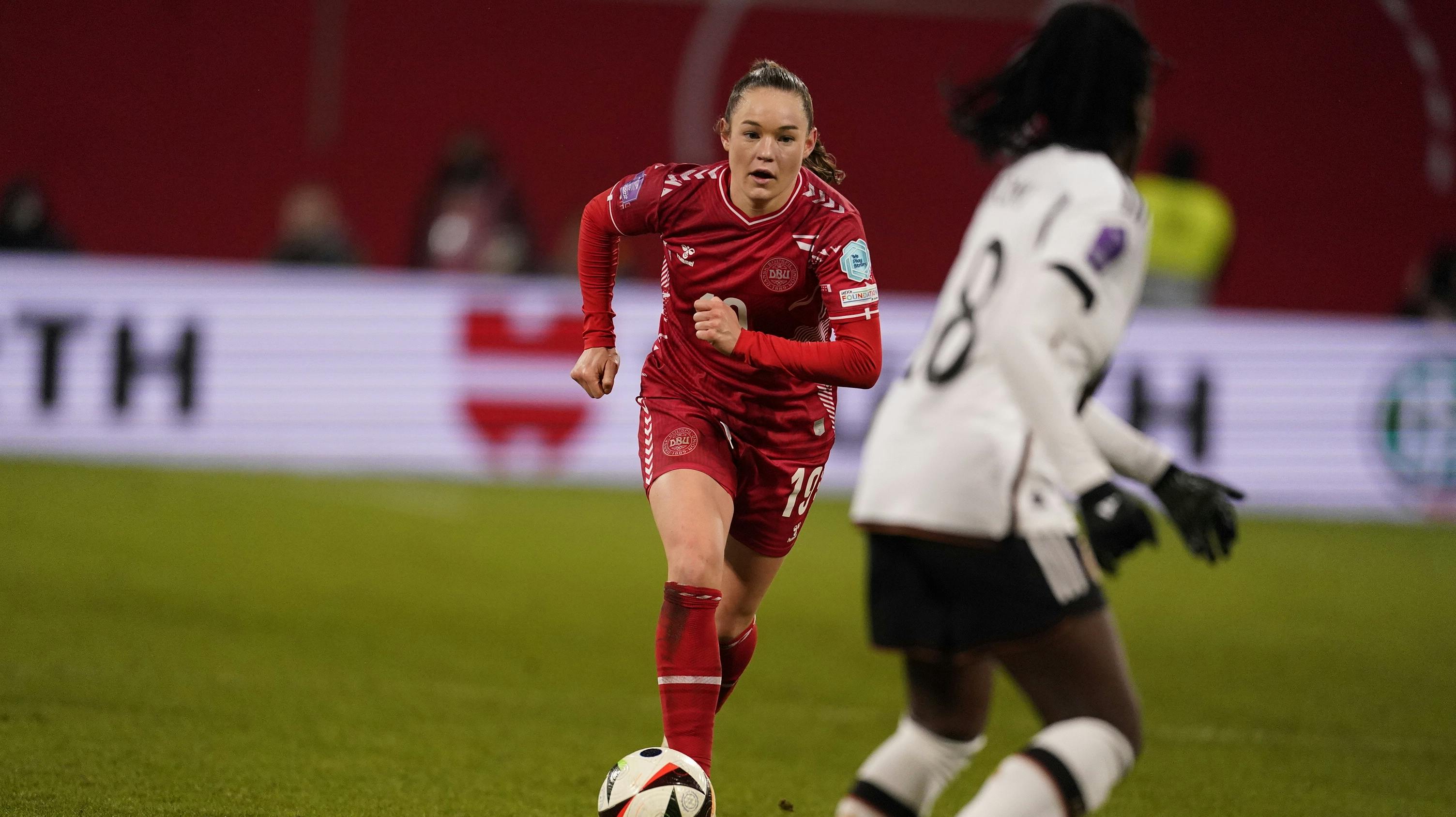 Janni Thomsen startede på bænken, men måtte afløse Real Madrids Sofie Svava allerede efter 11 minutters spil.