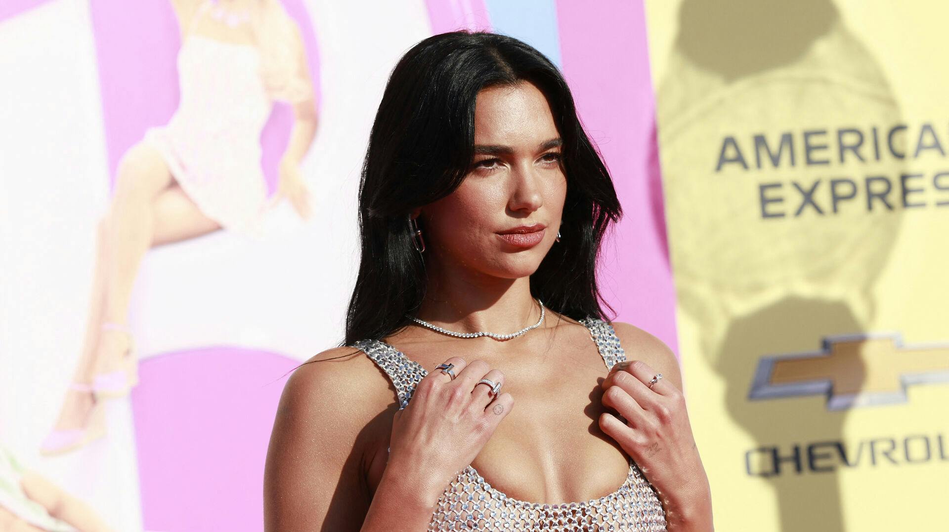 Dua Lipa er atter tilbage på datingmarkedet. The Sun melder ud, at hun ikke længere danner par med filminstruktøren Romain Gavras.