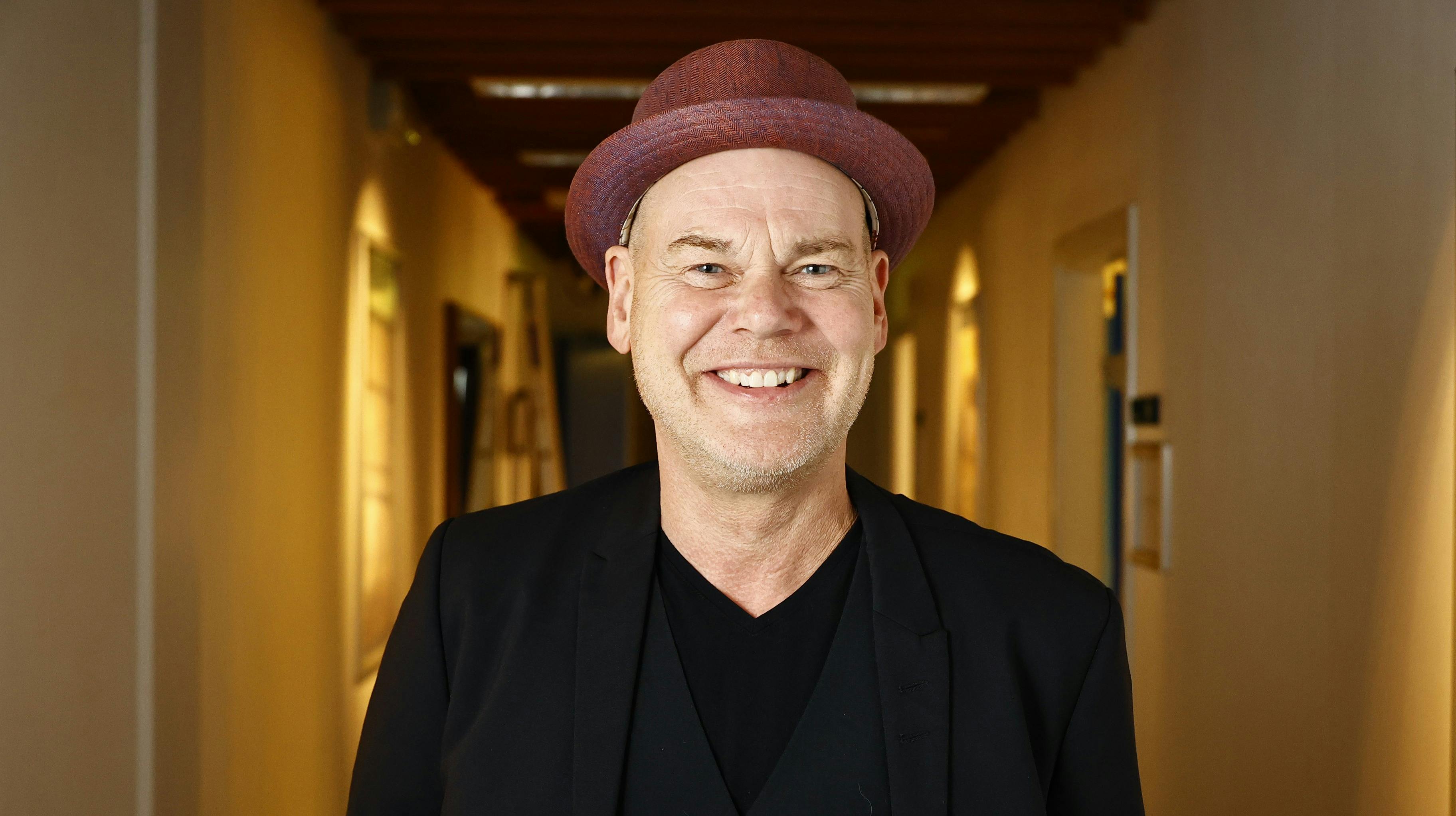 Den 56-årige komiker, skuespiller og gøgler Andreas Bo må indrømme, at han har en type, når det kommer til kvinder. 