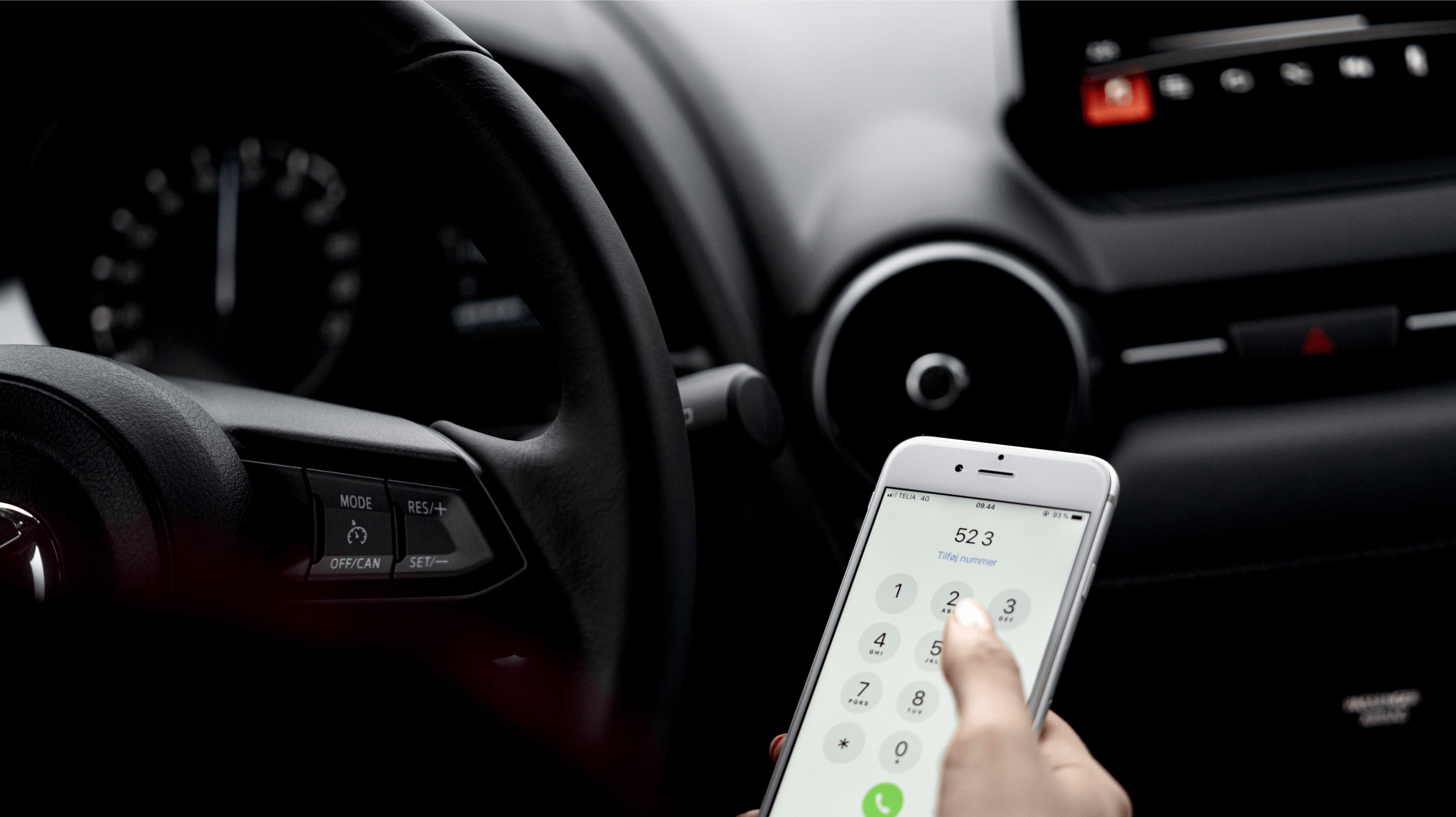 Flere unge bruger mobil bag rattet.