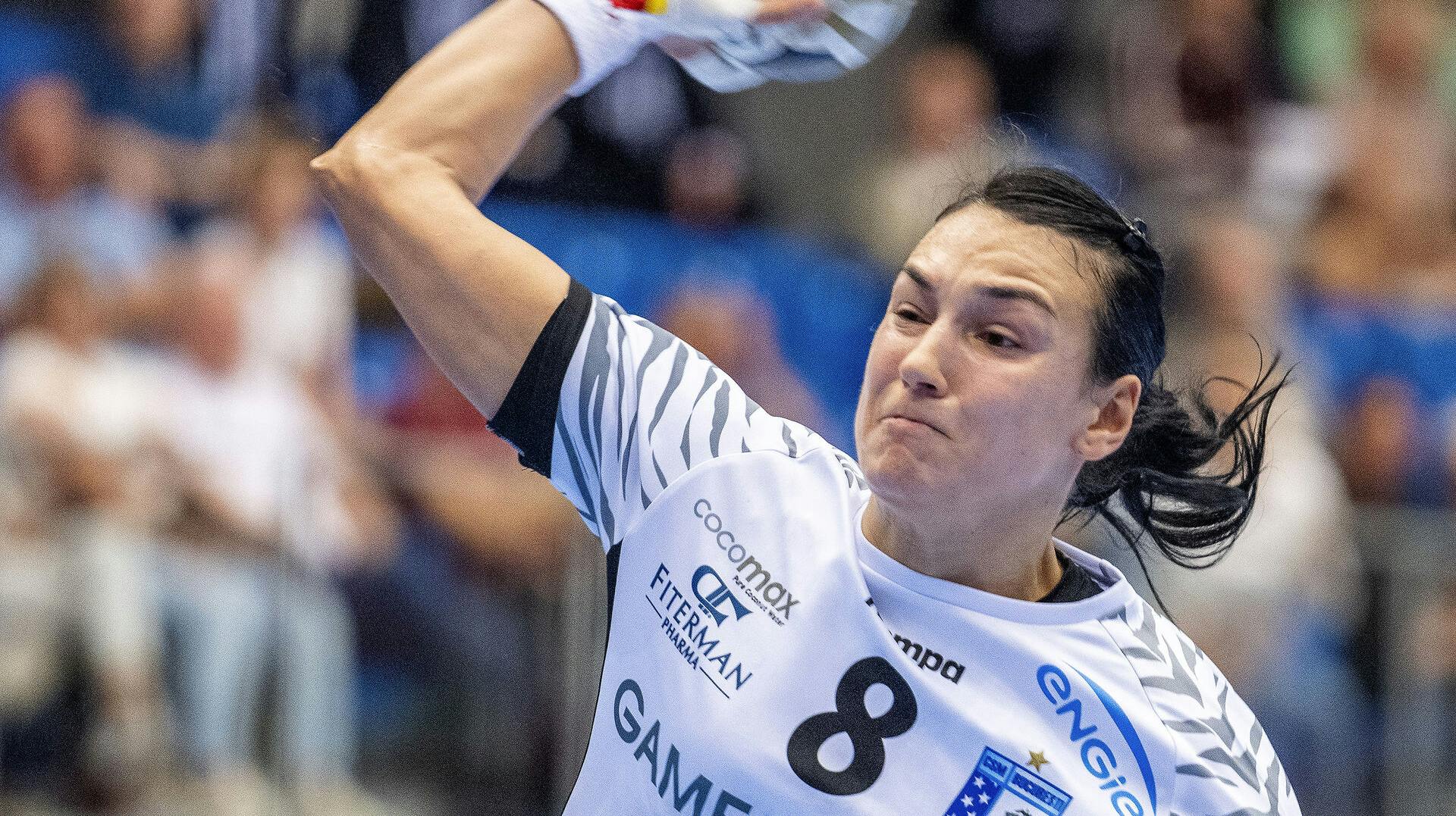 Det danske landshold behøver ikke at bekymre sig om Cristina Neagu i aften. Hun er fortsat skadet. 