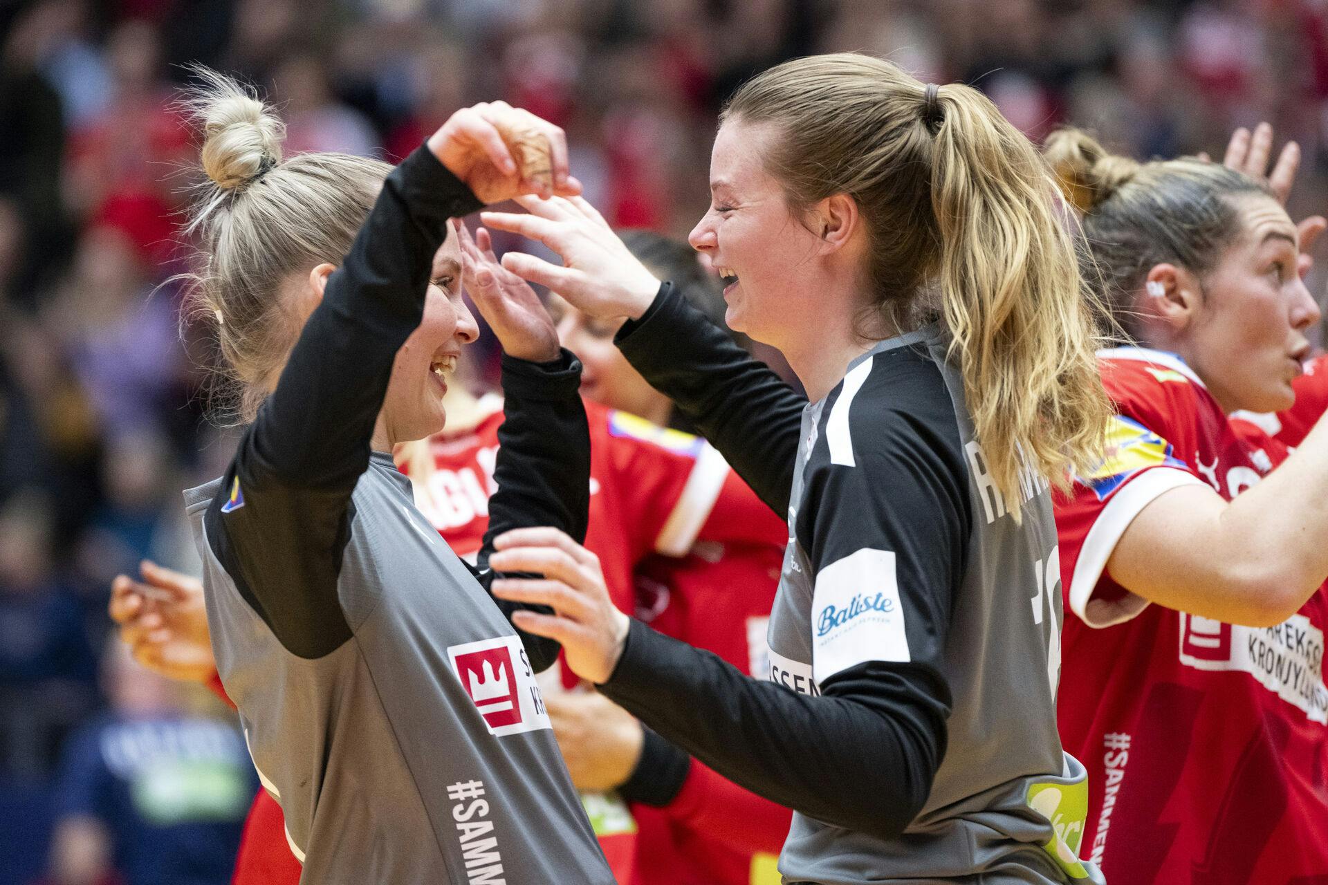 Danmarks målvogter Sandra Toft og målvogter Althea Reinhardt i omfavnelse efter kampen.
