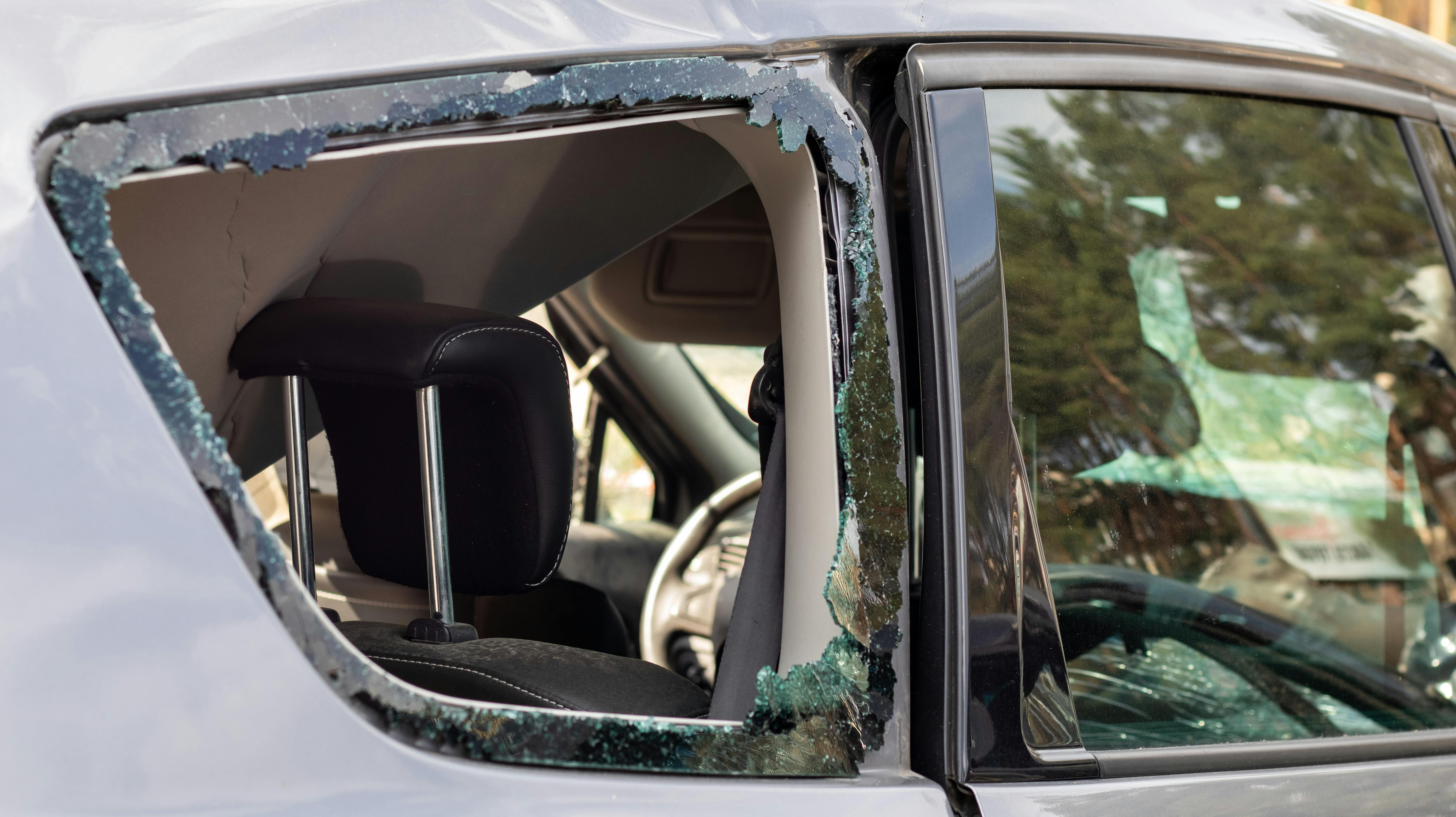 Gerningsmanden smadrede trekantruden i bilen og stak af med julegaverne (genrefoto).