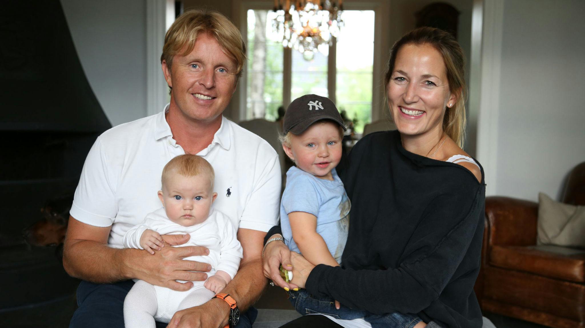 HOCKEYFAMILIE: Espen Shampo Knutsen og kona Fanny Jahre sammen med barna Mille (8 mnd) og Marius (2,5). Foto: Vegard Normann