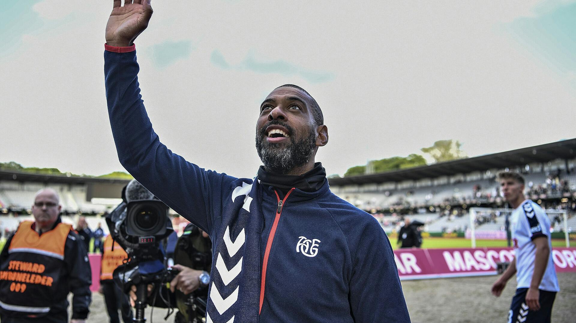 David Nielsen er tilbage på banen - denne gang som cheftræner i Grækenland, skriver flere danske medier.