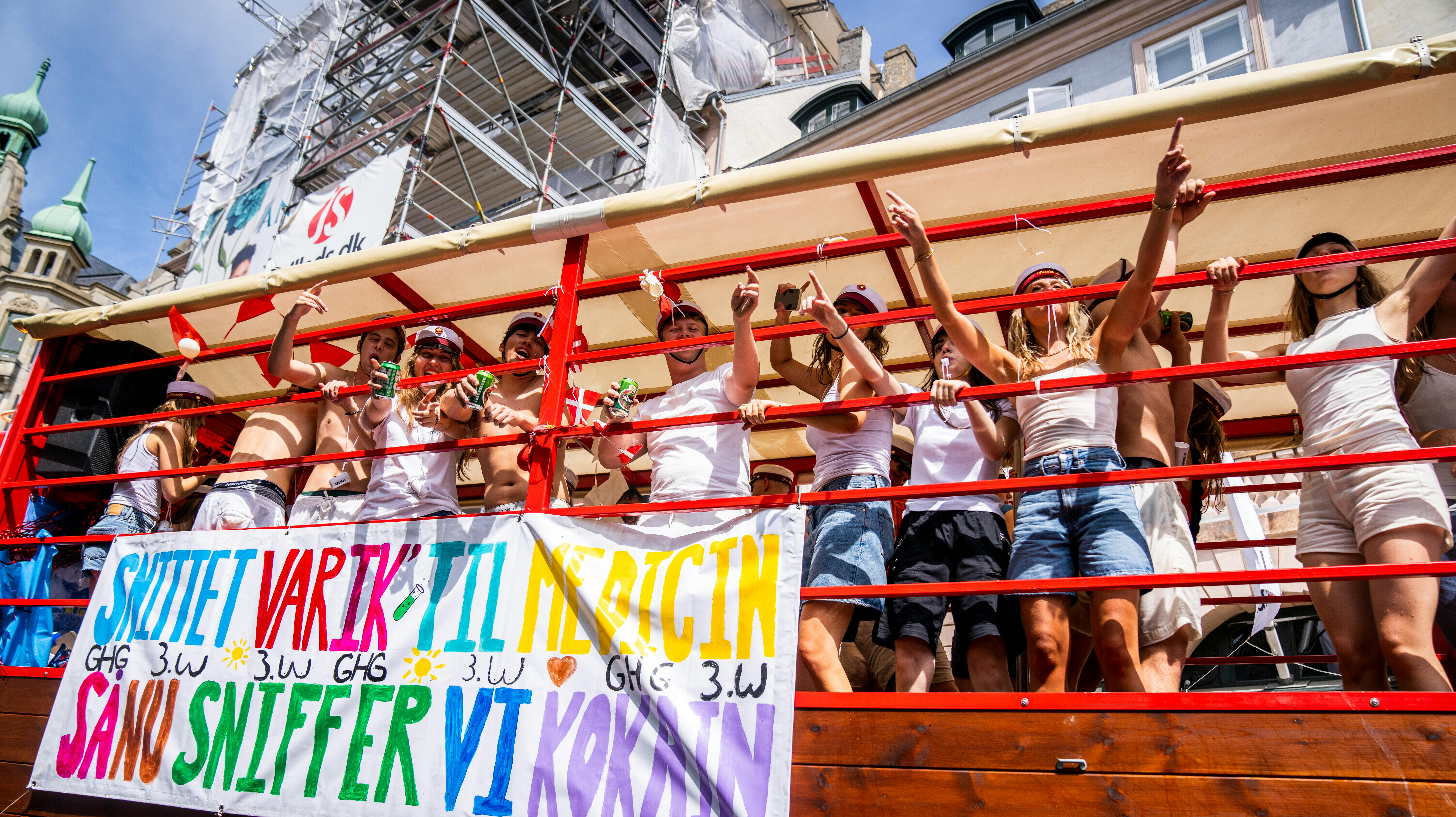 Det er slut med dj's, bartendere og elever, der enten er dumpet eller droppet ud af ungdomsuddannelsen, på studentervognene rundt i landet sommeren over.