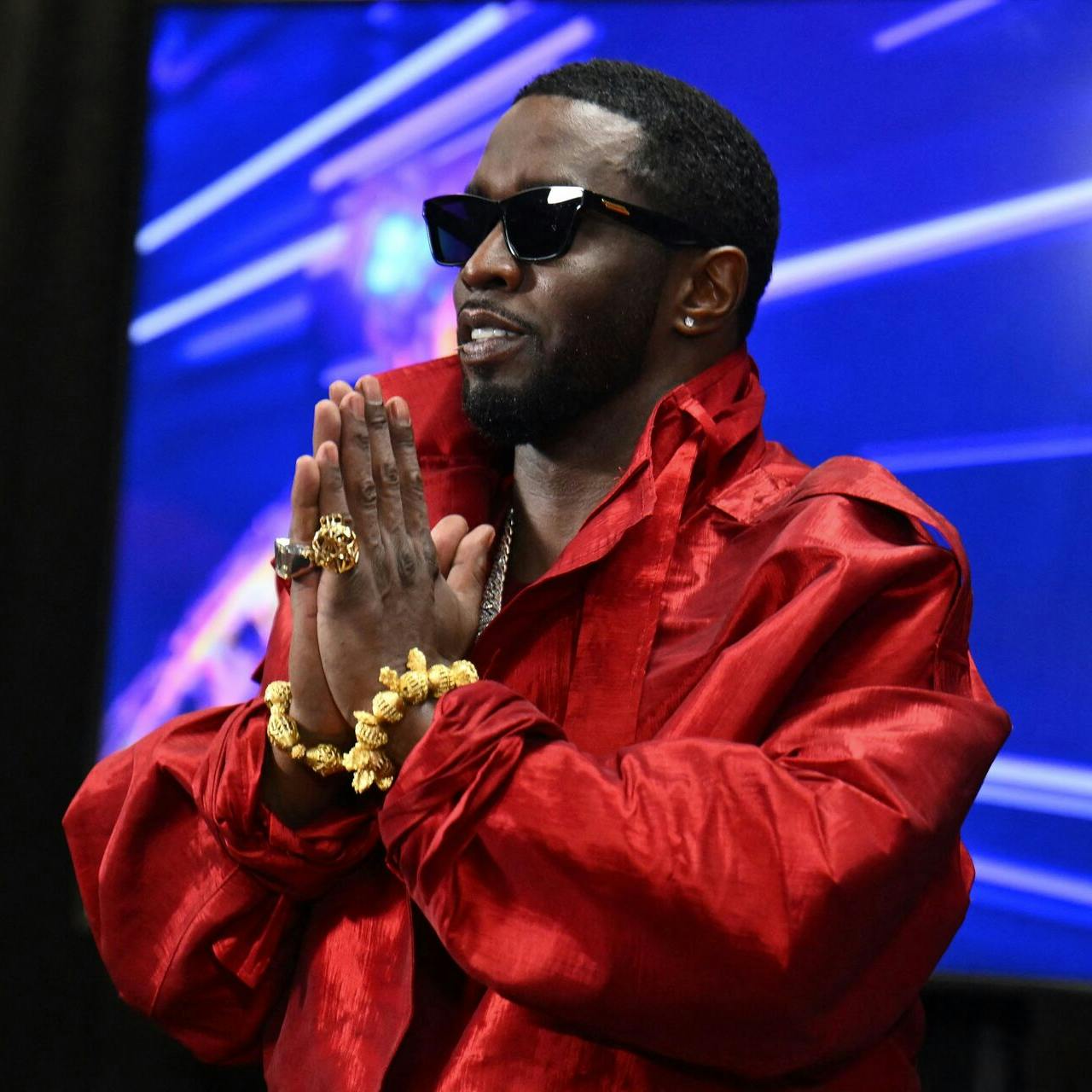 Den verdensberømte musiker og musikproducer, Sean "Diddy" Combs, kan ikke redde sig ud af de mange sager med en bøn. Der skal gode advokater og ikke mindst beviser til, for at få ham af krogen.