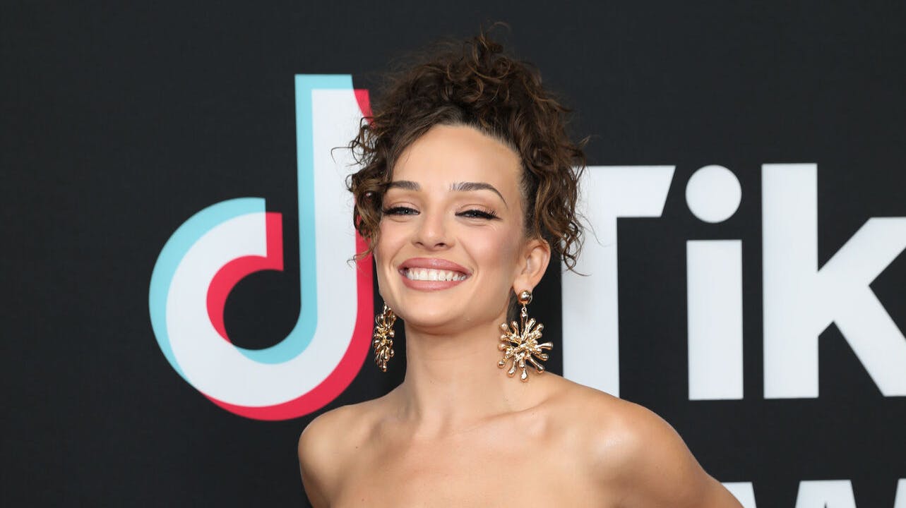 Den australske TikTok-kendis Abbie Chatfield stjal al opmærksomheden, da hun forleden troppede op til den såkaldte TikTok Australia Awards.