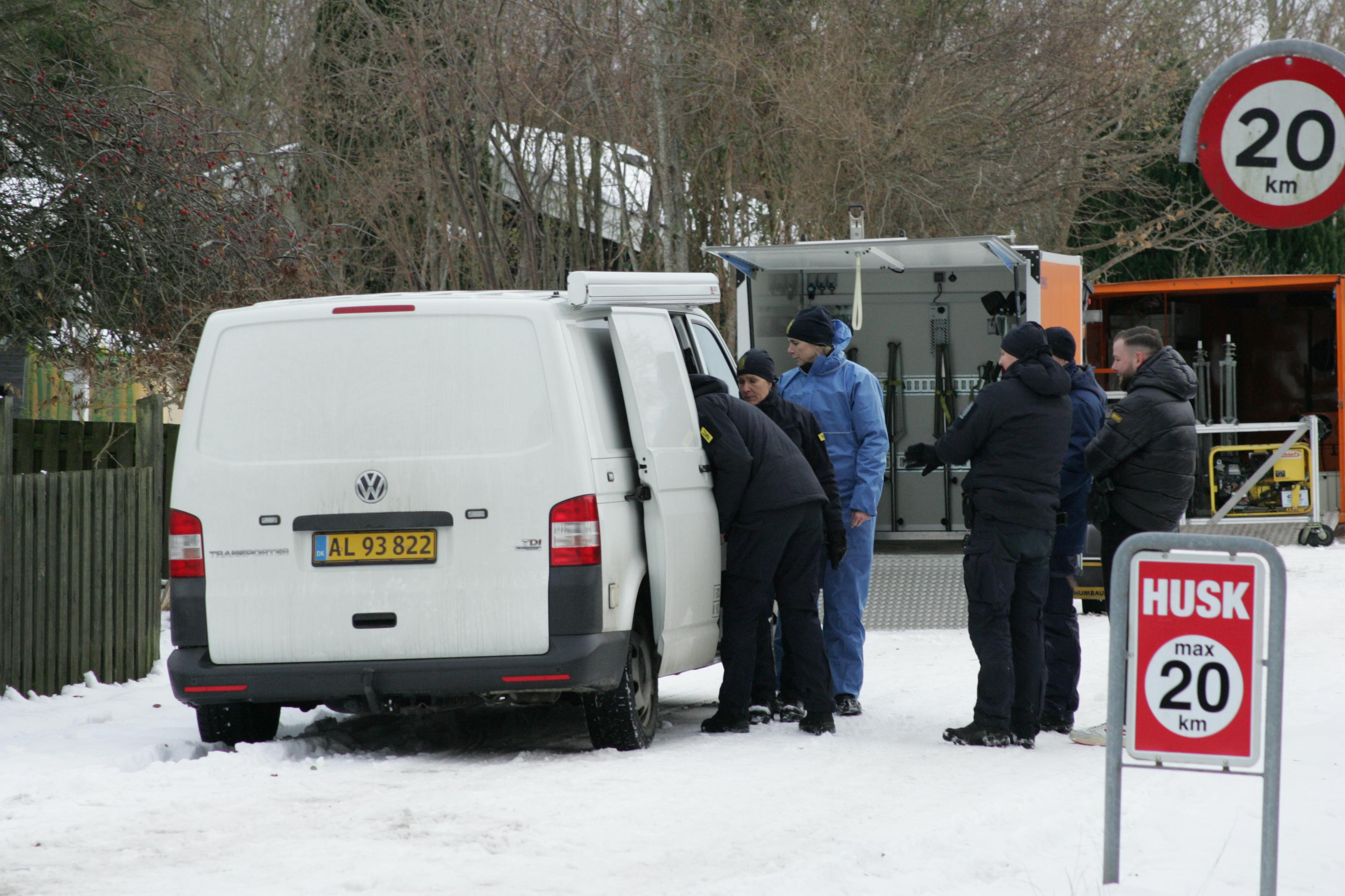 Politiet arbejdede onsdag på en adresse i Faxe Ladeplads, hvor en mand blev fundet død. Politiet har anholdt og sigtet en 59-årig mand for drab.