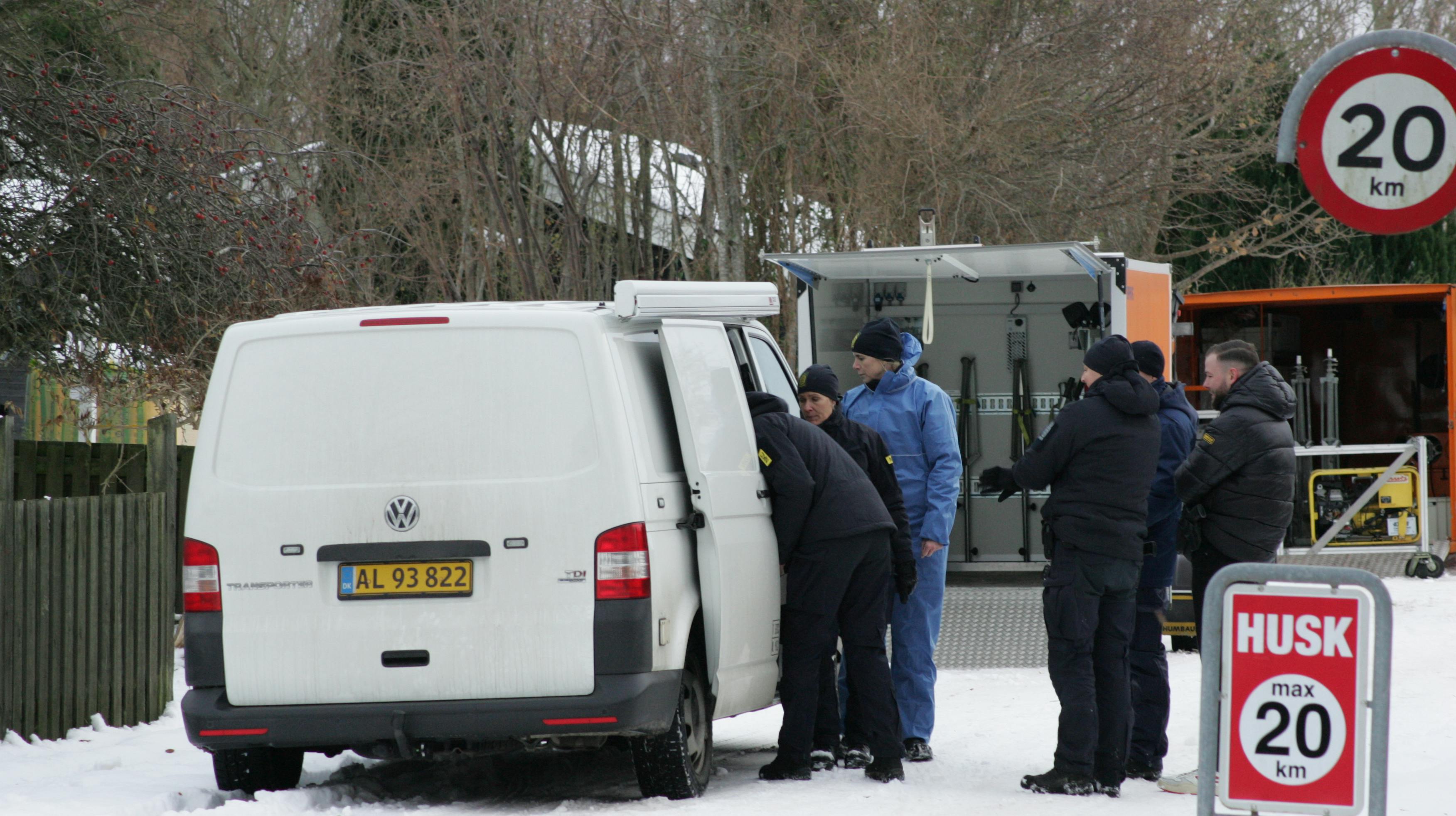 Politiet arbejdede onsdag på en adresse i Faxe Ladeplads, hvor en mand blev fundet død. Politiet har anholdt og sigtet en 59-årig mand for drab.