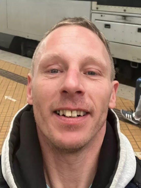 44-årige Jesper Skovlund Hansen er ikke blevet set siden 17. juli sidste år. I slutningen af august blev han meldt savnet af Sydsjælland og Lolland-Falsters Politi. Og i december 2023 blev han så fundet død i en kompostbunke.