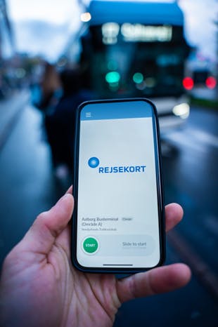 Nu bliver det snart overflødigt at have pung med, når man forladet hjemmet. Først dankort, så kørekort og nu også snart rejsekort kan erhverves som app.&nbsp;