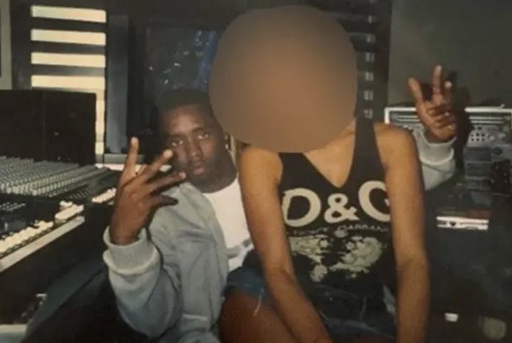 Her ses pigen angiveligt under mødet med Sean "Diddy" Combs. Et møde, der skulle være endt med det seksuelle overgreb fra flere mænd.
