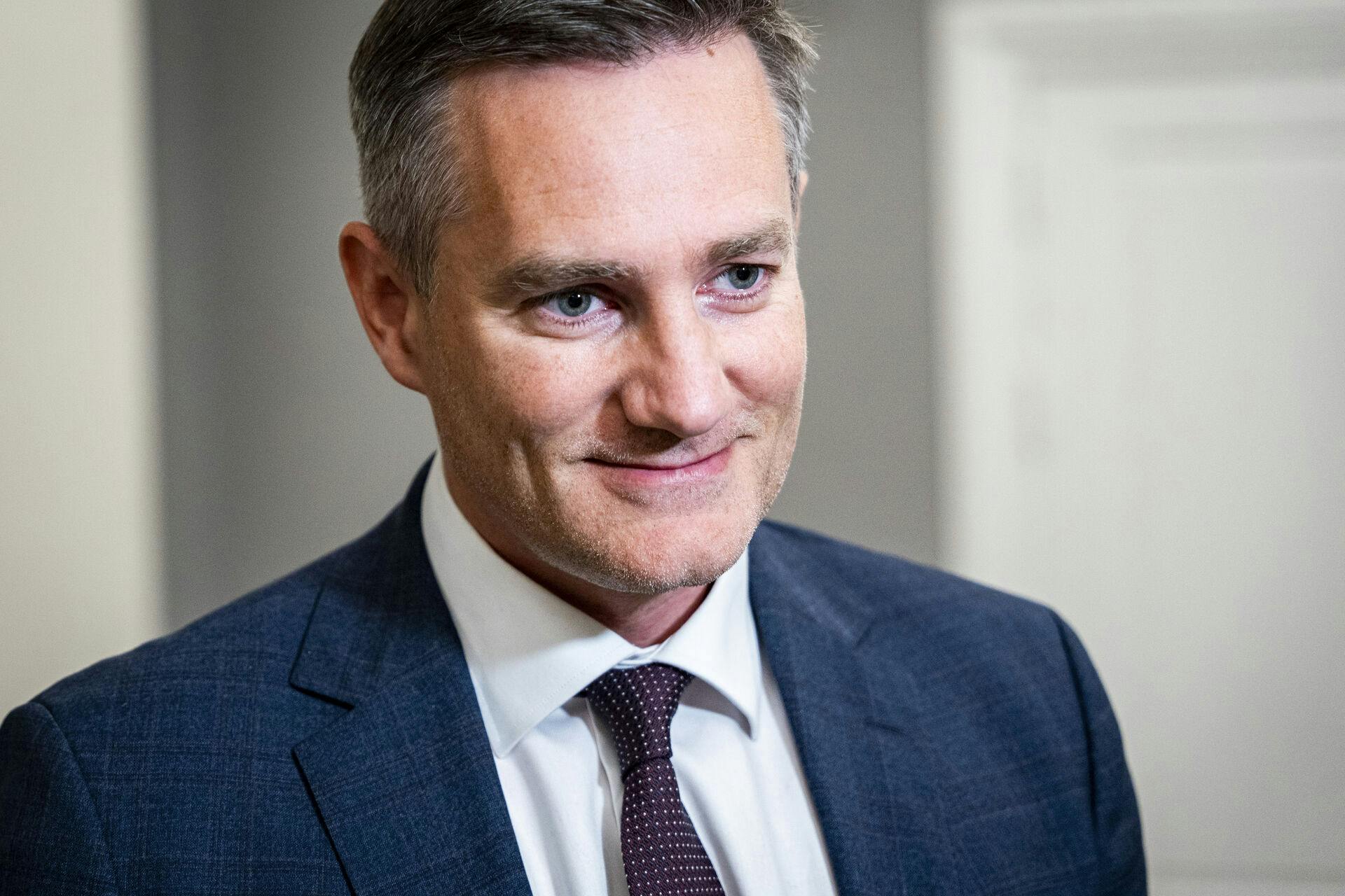 Rasmus Jarlov (K) sender en lille stikpille til Mia Wagner i kølvandet på, at den nyudnævnte minister må trække sig på grund af sit helbred.