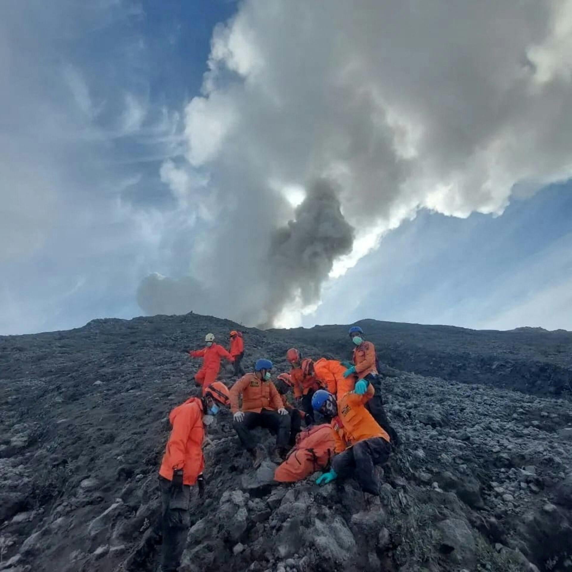 Indonesisk redningshold redder person fra vulkan