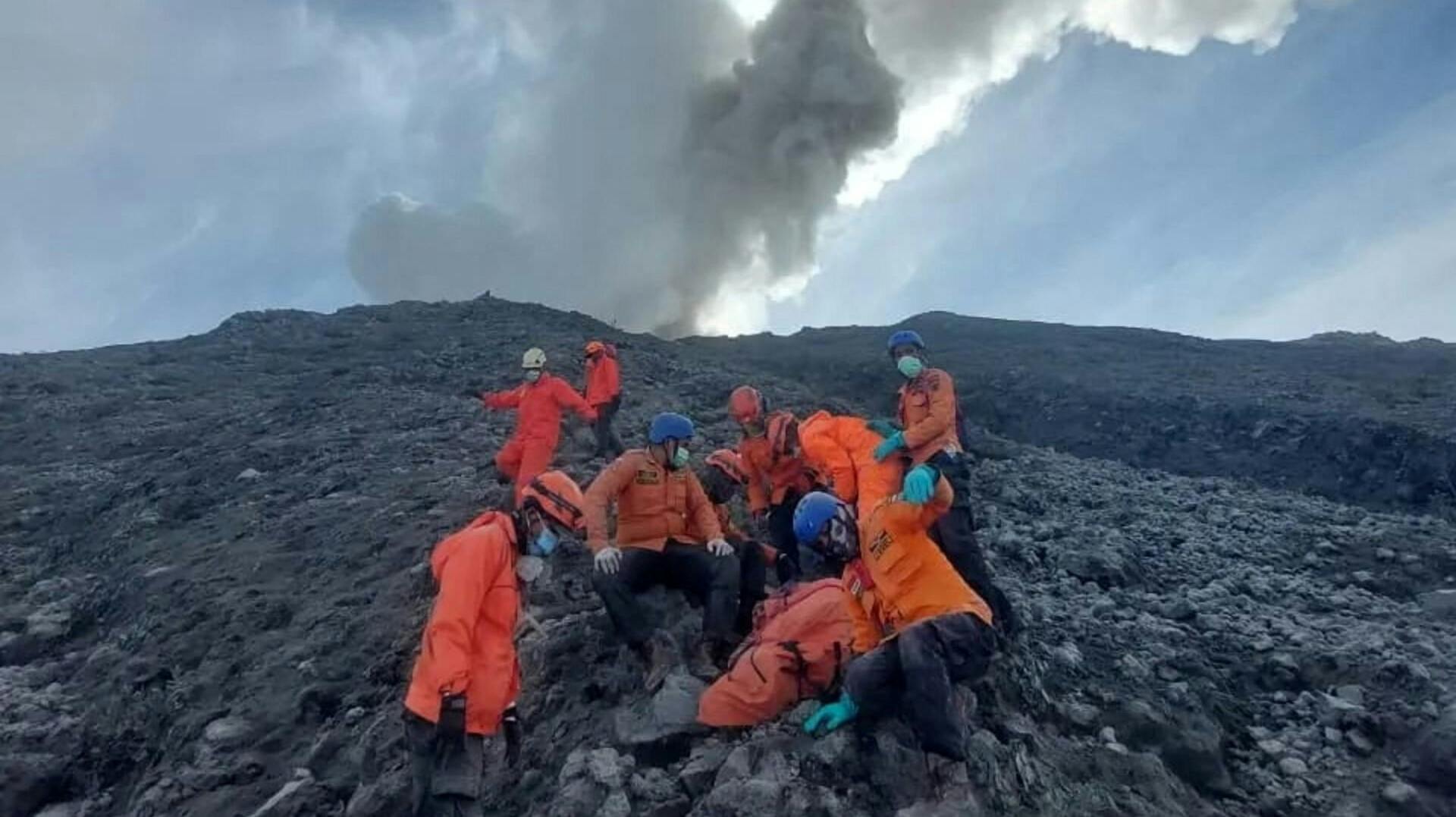 Indonesisk redningshold redder person fra vulkan