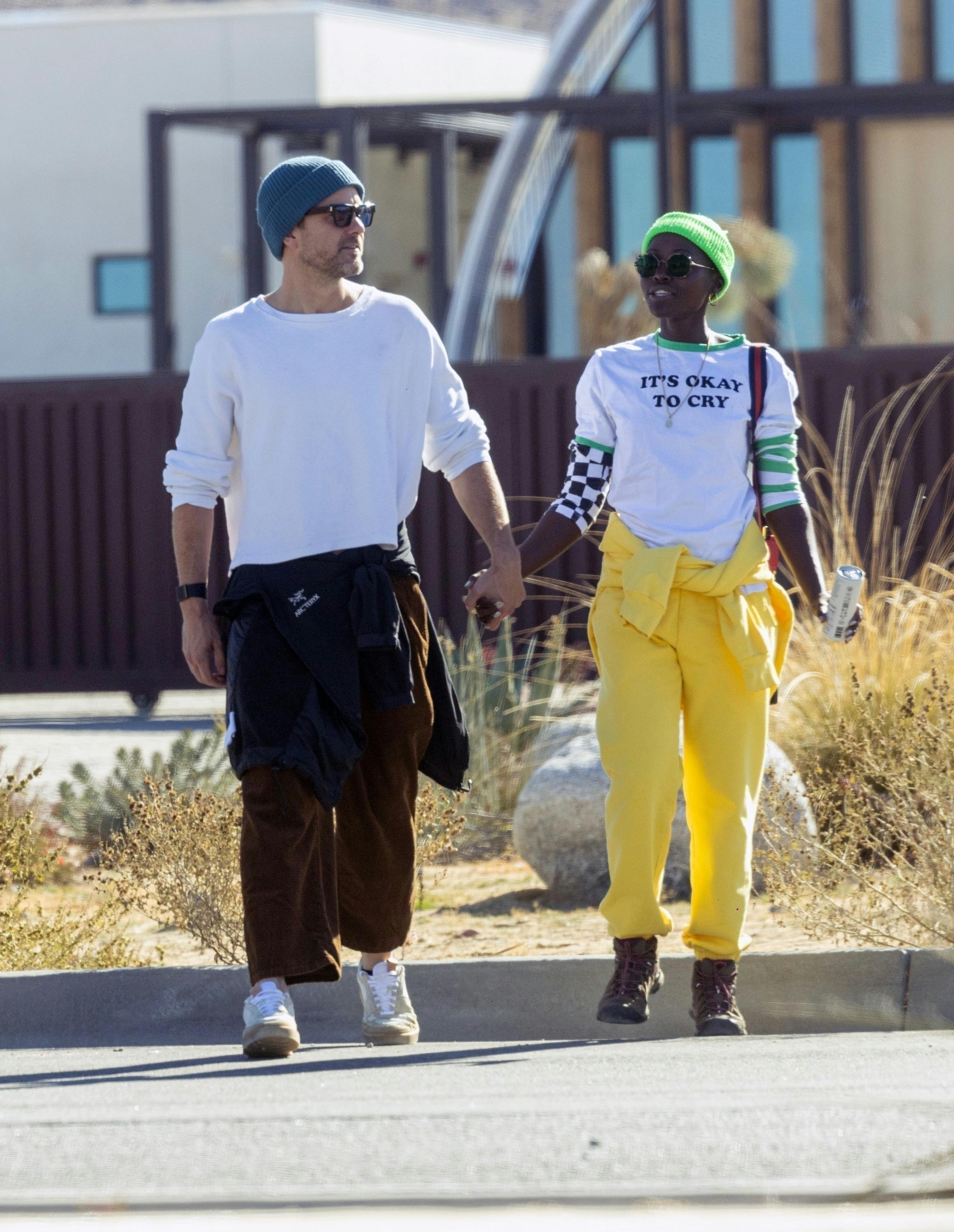 Joshua Jackson og Lupita Nyong'o hånd i hånd ved et autocamp-resort ved Joshua Tree i Californien. 