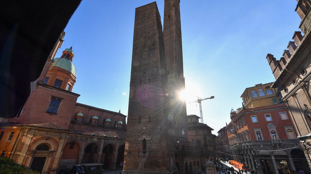 Tårnet Garisenda forrest i billedet har en hældning på 4,0 grader. Eksperter frygter, at det snart vil kollapse, men det skal en dyr plan og mange års fremtidig indsats ifølge Bolognas borgmester forhindre. (Arkivfoto). 