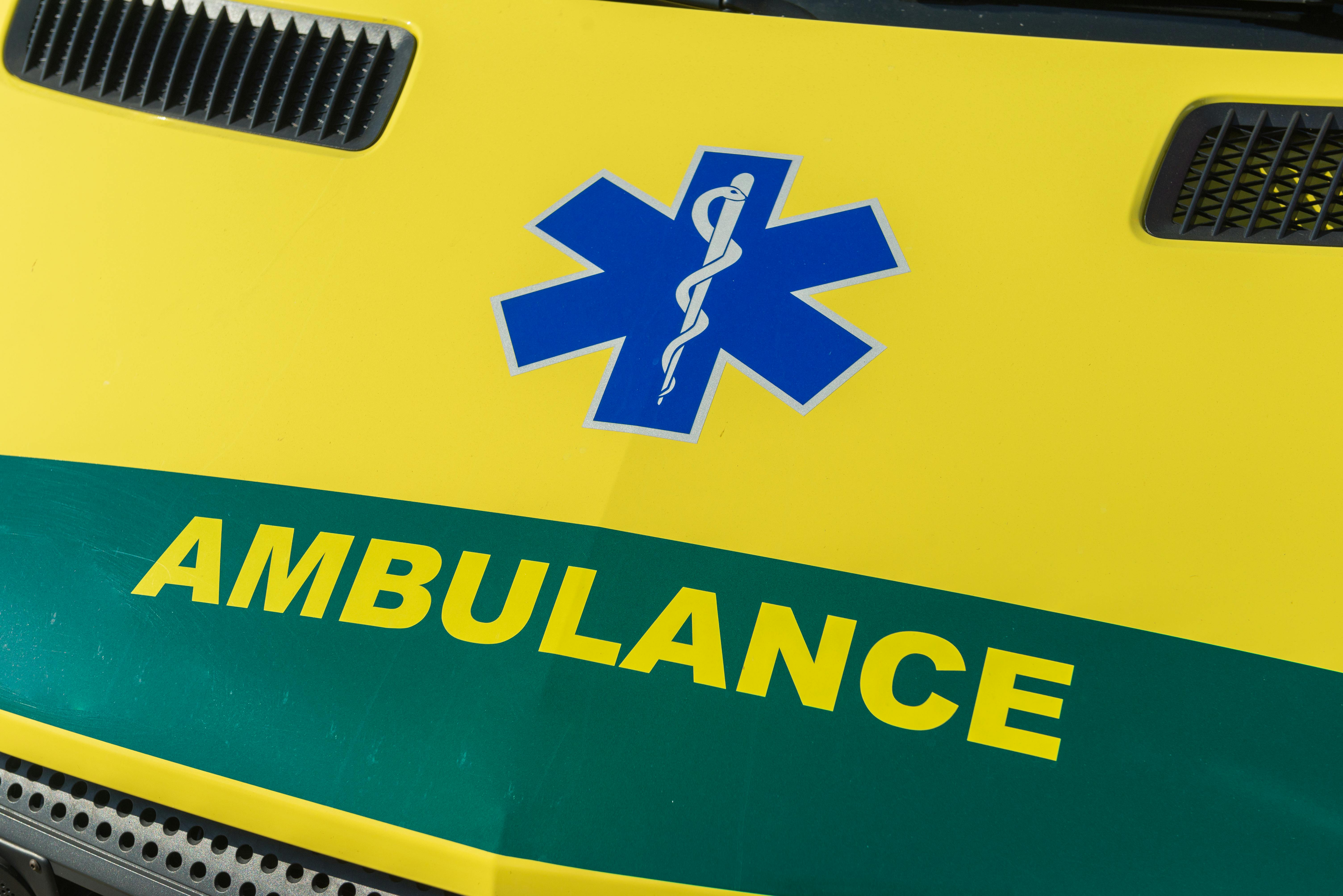 Manden blev fragtet til hospitalet med ambulance.
