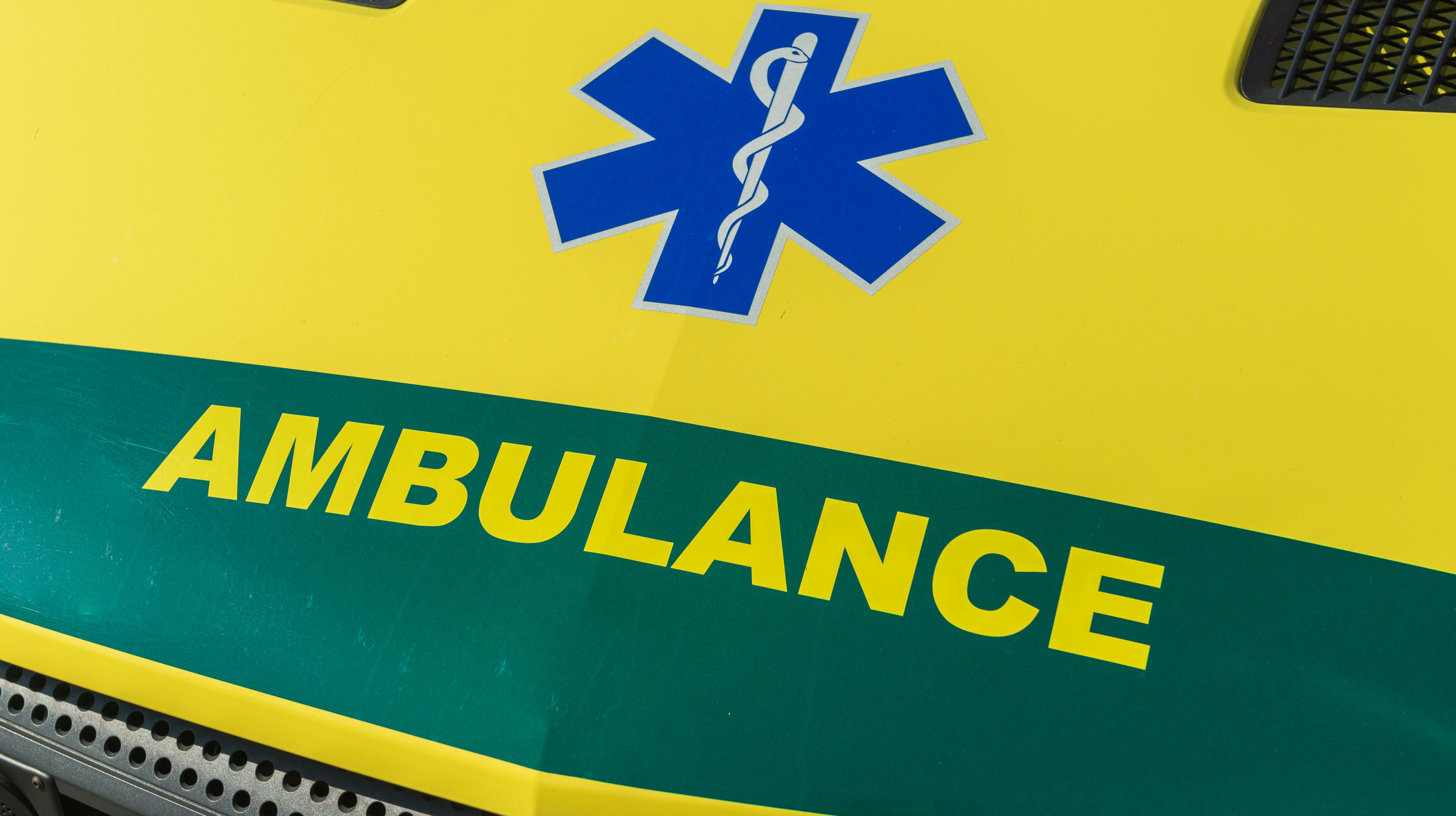 Manden blev fragtet til hospitalet med ambulance.