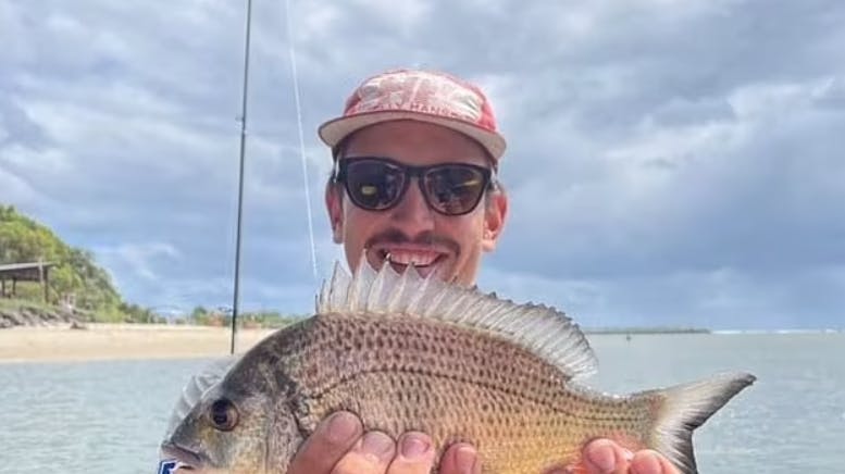 25-årige Josh Taylor er død, efter han i weekenden blev begravet i sand.