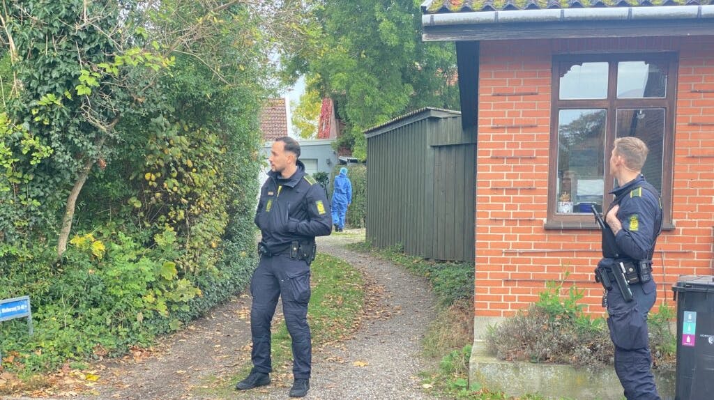 Politiet rykkede 3. oktober sidste år ud til det lille hus i Vordingborg. Her blev den 53-årige mand fundet dræbt med mindst 60 knivstik. Ifølge sønnen, som har erkendt drabet, misbrugte faren ham seksuelt som lille. Det kan være motivet for drabet.