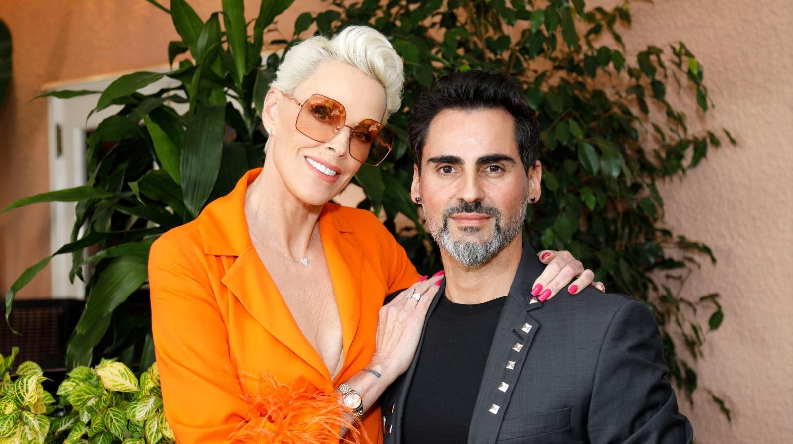 Stjernen med sin mand, Mattia Dessi, 45, som hun har dannet par med, siden hun var 42, og han var 27. Sammen har de datteren Frida.