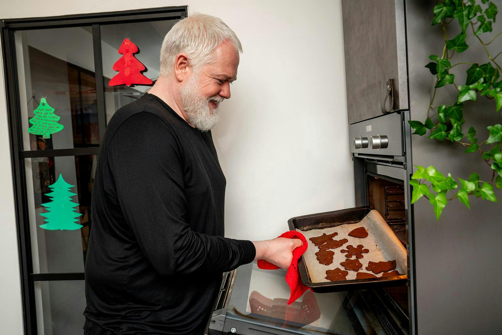 Udover hjemmebag, juleklip og julekalender, så er der også andre traditioner i familien: – Vi skal på Angolavej (gade på Amager fyldt med julelys, red.) og se lysene, og så skal vi rundt på julemarkeder på Amager og i Dragør.